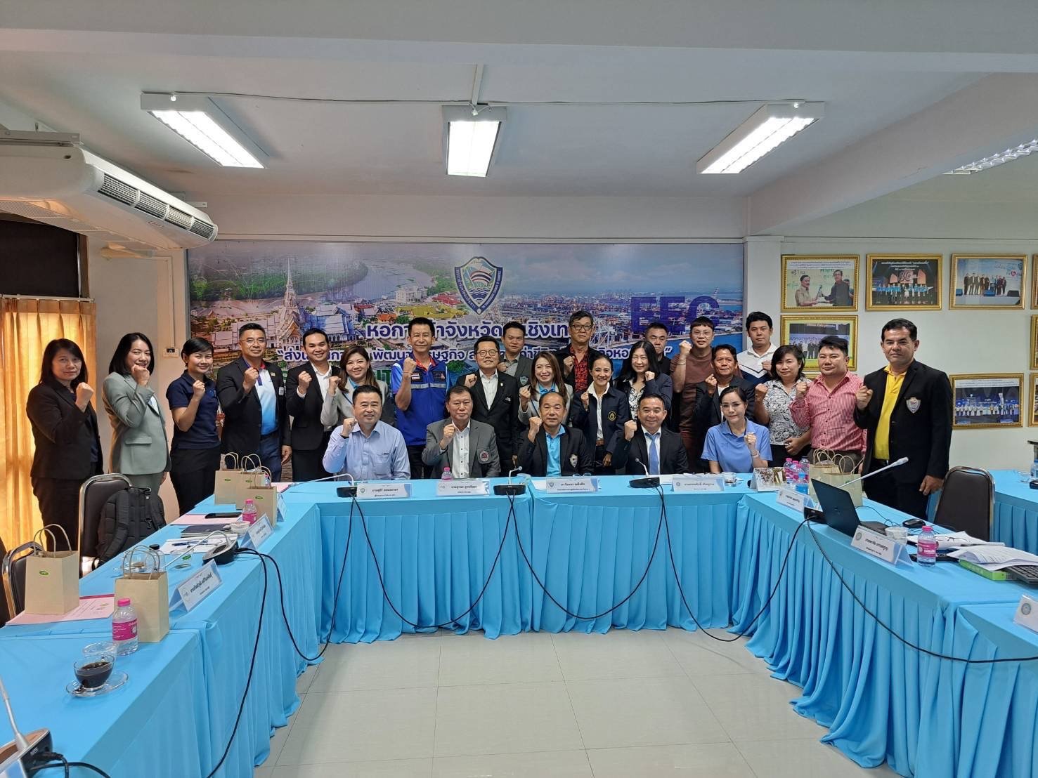 ประชุมคณะกรรมการร่วมภาคเอกชน(กกร.)กลุ่มจังหวัดภาคตะวันออก 1 ครั้งที่ 1/2567 ประกอบด้วยจังหวัดฉะเชิงเทรา จังหวัดชลบุรี และจังหวัดระยอง ร่วมกับการประชุมคณะกรรมการหอการค้ากลุ่มจังหวัดภาคตะวันออก ครั้งที่ 2/2567 ในวันพุธที่ 28 สิงหาคม 2567 เวลา 09.00 น ณ ห้อง