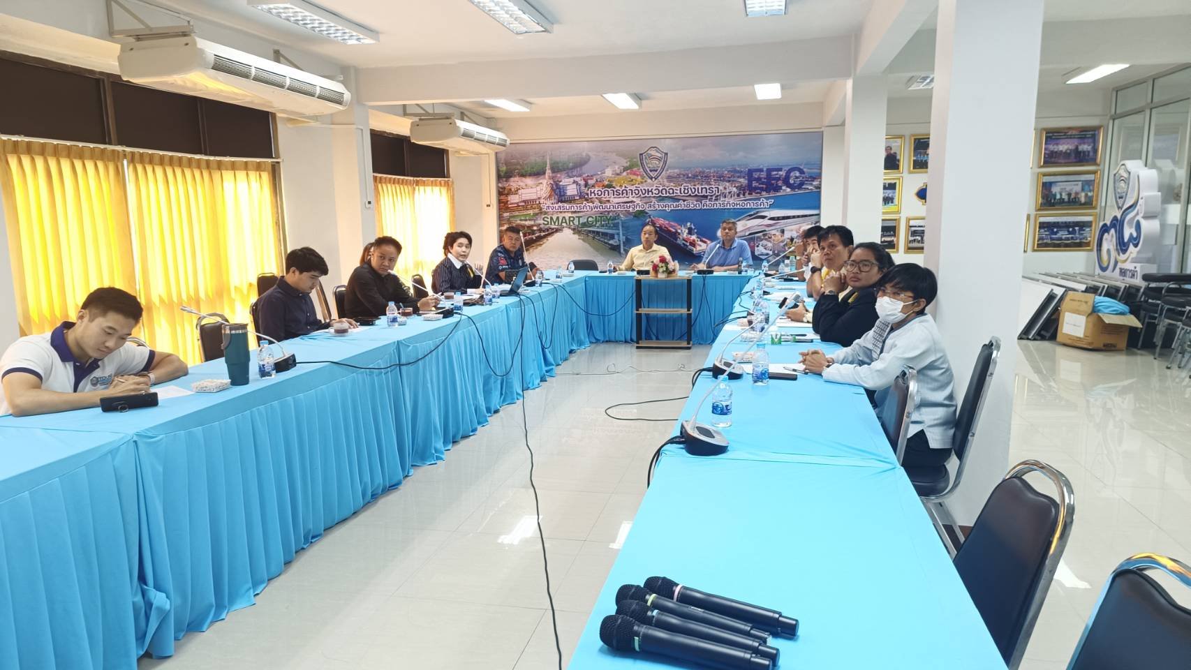 ประชุมหารือแนวทางการจัดกิจกรรมของหอการค้าจังหวัดฉะเชิงเทรา จำนวน 2 โครงการ ประกอบด้วย - โครงการจัดงานหอการค้าแฟร์ และงานแสดงสินค้าของดีเมืองแปดริ้ว  - โครงการระดมความคิดเห็นเพื่อจัดทำผังเมืองรวมจังหวัดฉะเชิงเทรา  กำหนดประชุม ในวันจันทร์ที่ 29 มกราคม 2567 