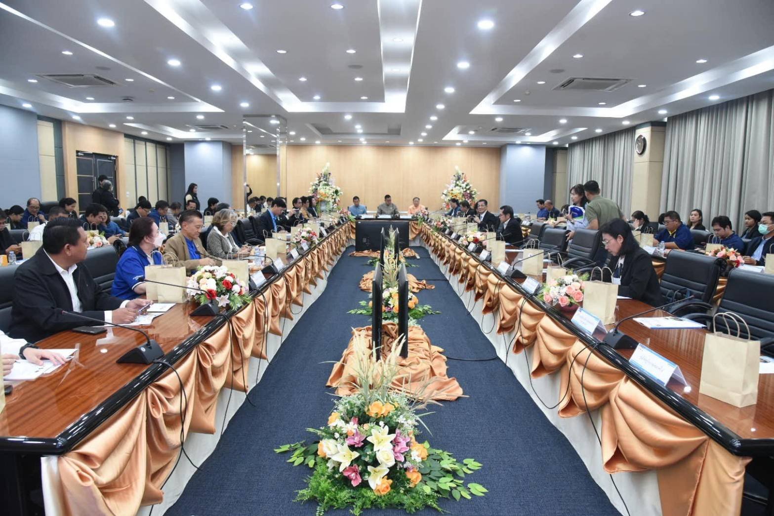 วันพุธที่ 31 มกราคม 2567 เวลา 09:30 น นายจิตรกร เผด็จศึก ประธานหอการค้าฯ ร่วมประชุมคณะกรรมการร่วมภาครัฐและเอกชนเพื่อแก้ไขปัญหาทางเศรษฐกิจกลุ่มจังหวัดภาคตะวันออก 1 (กรอ.กลุ่มจังหวัดภาคตะวันออก 1) ครั้งที่ 2/2567 ณ ห้องประชุมเจ้าเสวยชั้น 4 อาคารราชนครินทร์ 