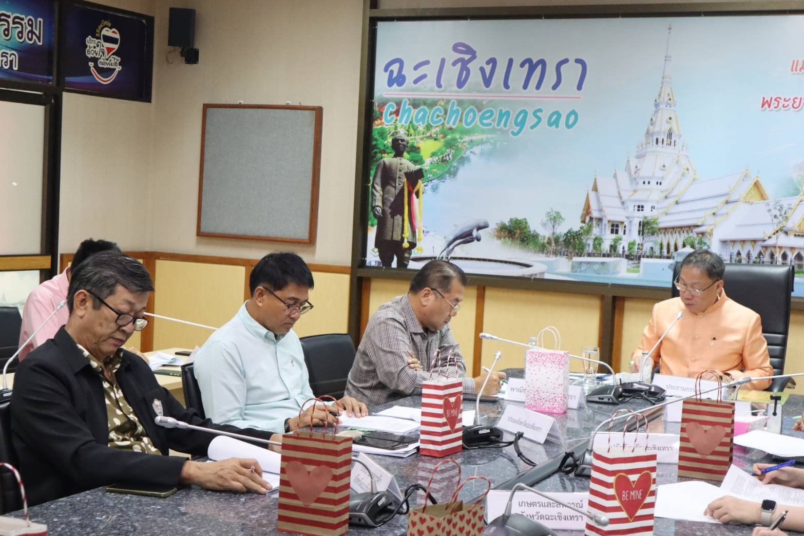 วันพุธที่ 31 มกราคม 2567 เวลา 13:30น. นายอาทร ผดุงเจริญ รองประธานหอการค้าฯ ร่วมประชุมคณะกรรมการเพื่อแก้ไขปัญหาเกษตรกรอันเนื่องมาจากผลิตผลการเกษตรระดับจังหวัดจังหวัดฉะเชิงเทรา ครั้งที่ 1/2567 ณ ห้องประชุมสุนทรพิพิธ ชั้น 3 ศาลากลางจังหวัดฉะเชิงเทรา