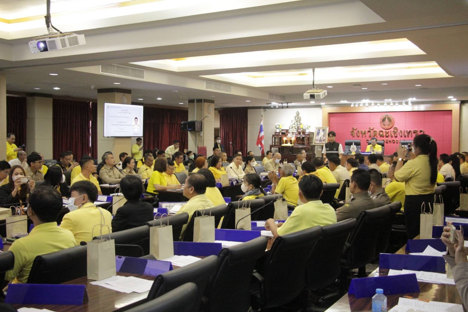 วันจันทร์ที่ 19 กุมภาพันธ์ 2566 เวลา 9.30 น. นายจิตรกร เผด็จศึก ประธานหอการค้าฯ ร่วมประชุมคณะกรรมการจังหวัด และหัวหน้าส่วนราชการประจำจังหวัดฉะเชิงเทรา ครั้งที่ 2/2567 ประจำเดือนกุมภาพันธ์ 2567 ณ ห้องประชุมมรุพงษ์ศิริพัฒน์ ชั้น 4 ศากลางจังหวัดฉะเชิงเทรา