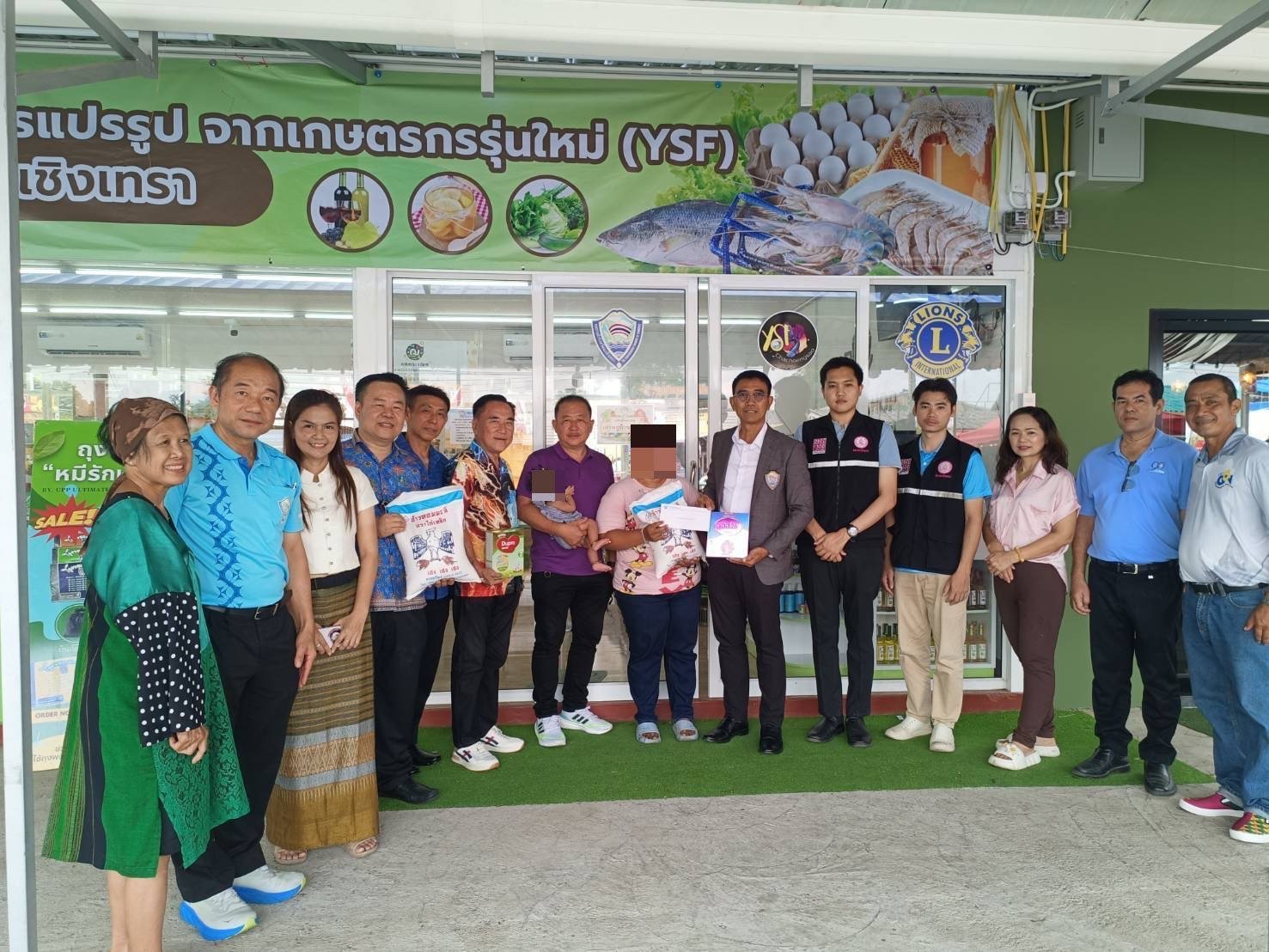 วันศุกร์ที่ 2 พฤษภาคม 2568 เวลา 09.30 น นายยุทธนา มาตเจือ ประธานหอการค้า พร้อมด้วยคณะกรรมการหอการค้าจังหวัดฉะเชิงเทรา มอบเงิน  และเครื่องอุปโภคบริโภคได้แก่ข้าวสารและนมผงสำหรับเด็ก รวมเป็นจำนวนเงิน 2,000 บาทช่วยเหลือเด็กและครอบครัวที่ประสบปัญหาความเดือดร้อ