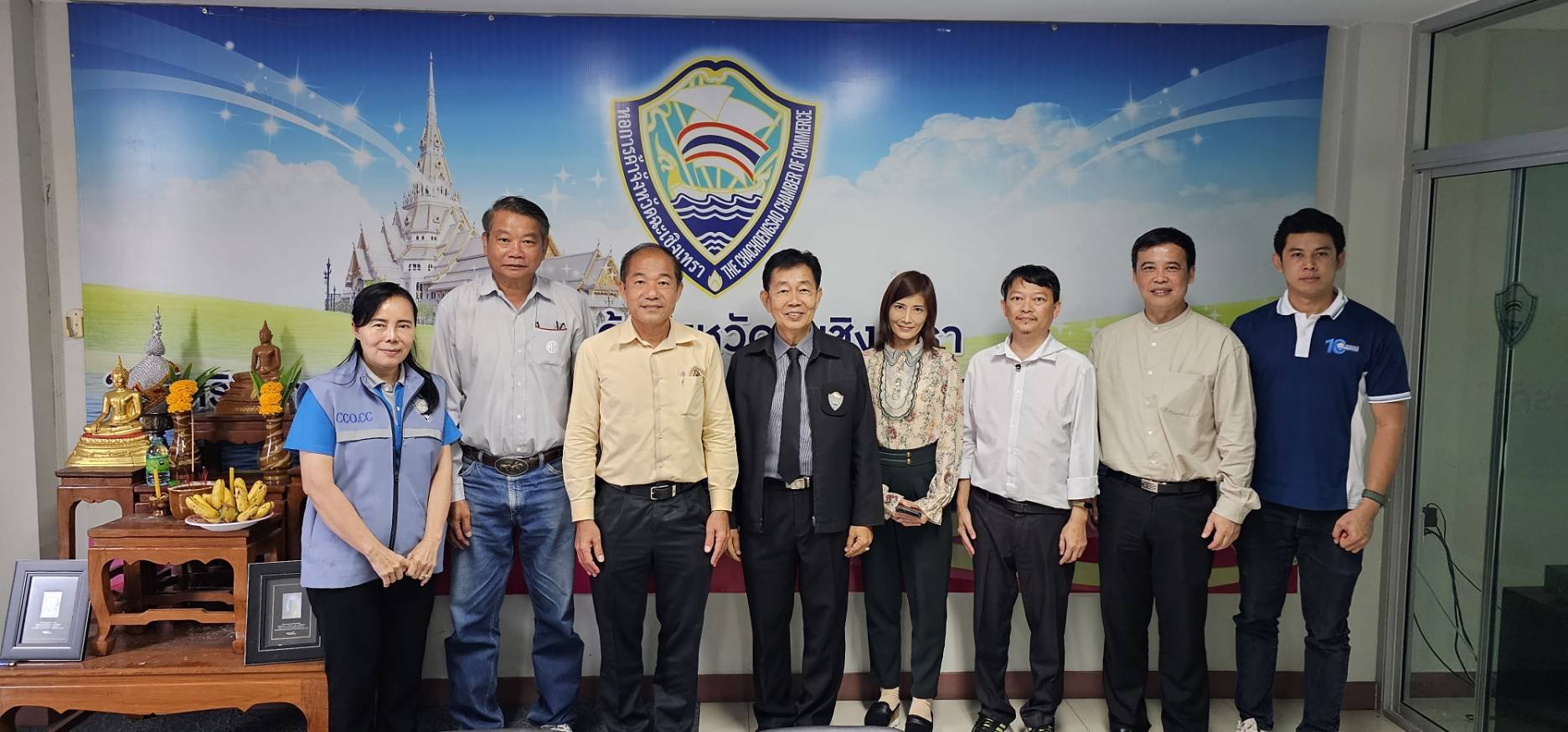 อาจารย์จากมหาวิทยาลัยหอการค้าไทย เข้าพบหอการค้าจังหวัดฉะเชิงเทรา ประธานหอการค้า และคณะกรรมการ ประชุมหารือโครงการปรับเปลี่ยนรถสันดาปเป็นรถพลังงานไฟฟ้า ในวันจันทร์ที่ 13 พฤศจิกายน 2566 เวลา 13.30 น. ณ สำนักงานหอการค้าจังหวัดฉะเชิงเทรา                       