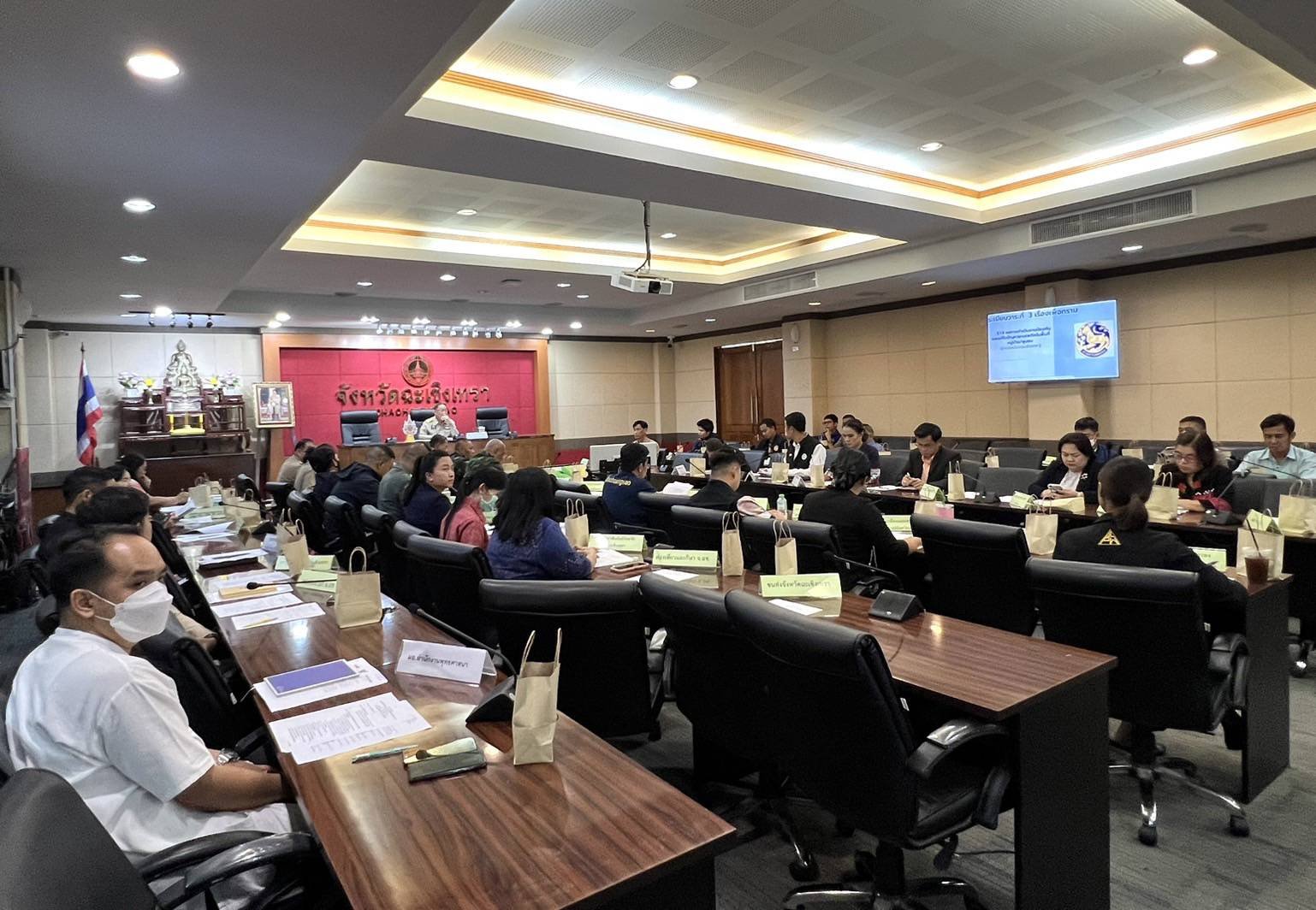 วันพฤหัสบดีที่ 30 พฤษภาคม 2567 เวลา 13.30 น. นายสมพงษ์นำศรีเจริญสุข กรรมการหอการค้าฯ ร่วมประชุมคณะกรรมการศูนย์อำนวยการป้องกันและปราบปรามยาเสพติดจังหวัดฉะเชิงเทรา ณ ห้องประชุมมรุพงษ์ศิริพัฒน์ ชั้น 4 ศาลากลางจังหวัดฉะเชิงเทรา