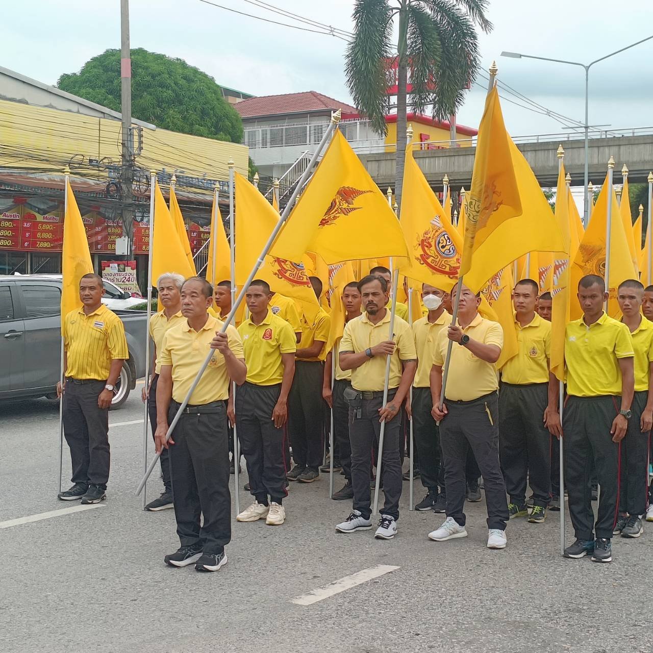 ประธานหอการค้าและคณะกรรมการ ร่วมกิจกรรมเดิน วิ่ง ปั่น ธงตราสัญลักษณ์งานเฉลิมพระเกียรติพระบาทสมเด็จพระเจ้าอยู่หัว เนื่องในโอกาสพระราชพิธีมหามงคลเฉลิมพระชนมพรรษา ๖ รอบ ๒๘ กรกฎาคม ๒๕๖๗ จุดที่ 1  เวลา 09.00 น. ประธานหอการค้าฯ ร่วมถือธงตราสัญลักษณ์ที่สะพานเทพห