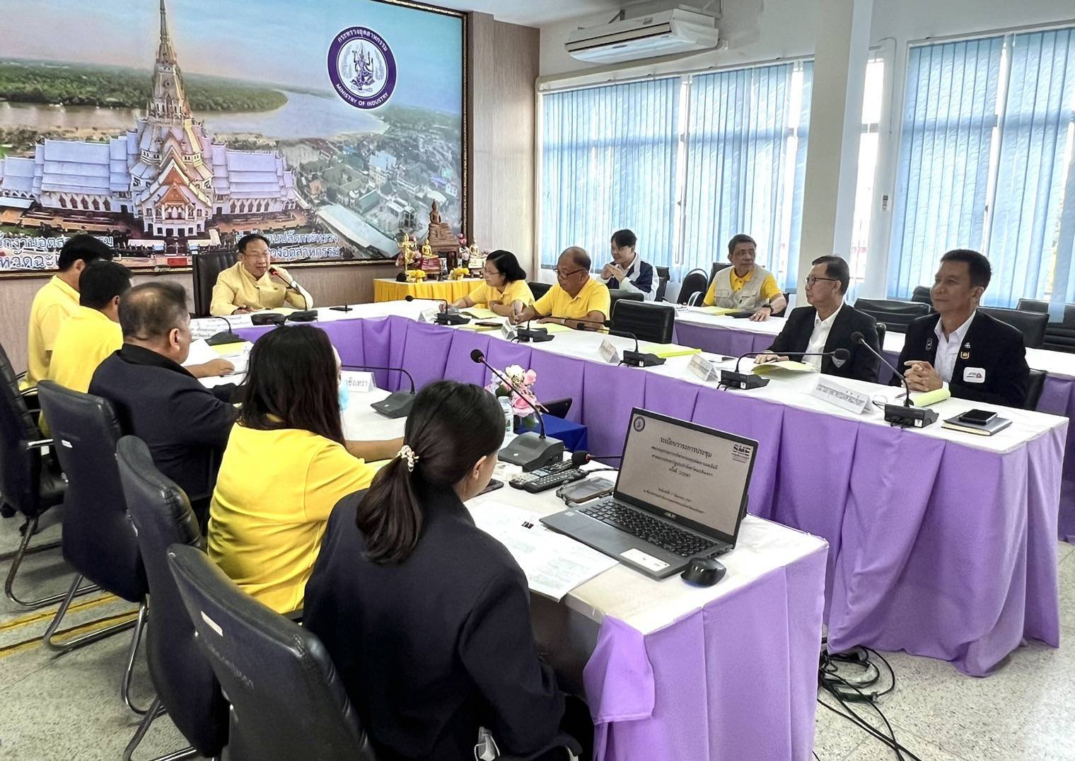 วันจันทร์ที่ 17 มิถุนายน 2566 เวลา 13.30 น. นายสุรัตน์ จรกรรณ รองประธานหอการค้าฯ ร่วมประชุมคณะกรรมการบริหารกองทุนพัฒนาเอสเอ็มอีตามแนวประชารัฐประจำจังหวัดฉะเชิงเทรา ครั้งที่ 2/2567 ณ ห้องประชุมสำนักงานอุตสาหกรรมจังหวัดฉะเชิงเทรา