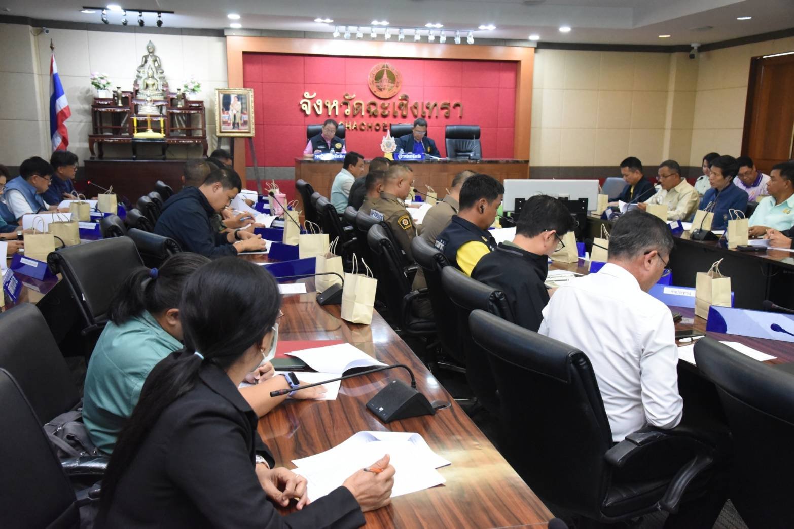 วันพุธที่ 19 มิถุนายน 2567 เวลา 13.30 น. นายสมพงษ์นำศรีเจริญสุข กรรมการหอการค้าฯ ร่วมประชุมติดตามความพร้อมการจัดทำน้ำพระพุทธมนต์ศักดิ์สิทธิ์ของจังหวัด งานเฉลิมพระเกียรติพระบาทสมเด็จพระเจ้าอยู่หัว เนื่องในโอกาสมหามงคลเฉลิมพระเกียรติพระชนมพรรษา 6 รอบ 28 กรก