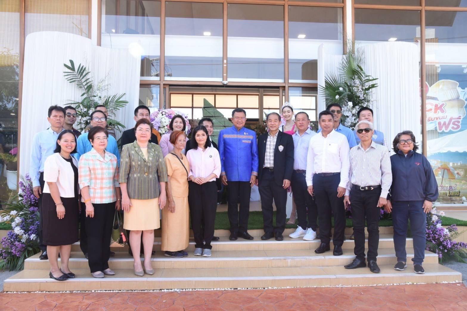 นายจิตรกรเผด็จศึกประธาน และคณะกรรมการหอการค้าฯ ร่วมเป็นเกียรติในพิธีเปิดร้าน "ขนมบ้านอุ๋มสาขาบ้านอุ๋มแลนด์  ร้านขนมและของฝากจังหวัดฉะเชิงเทรา  ในวันศุกร์ที่ 21 มิถุนายน 2567 โดยมีกำหนดการดังนี้ กำหนดการ  07.00 น. - พิธีสงฆ์  08.00 น.  ต้อนรับแขกผู้มี