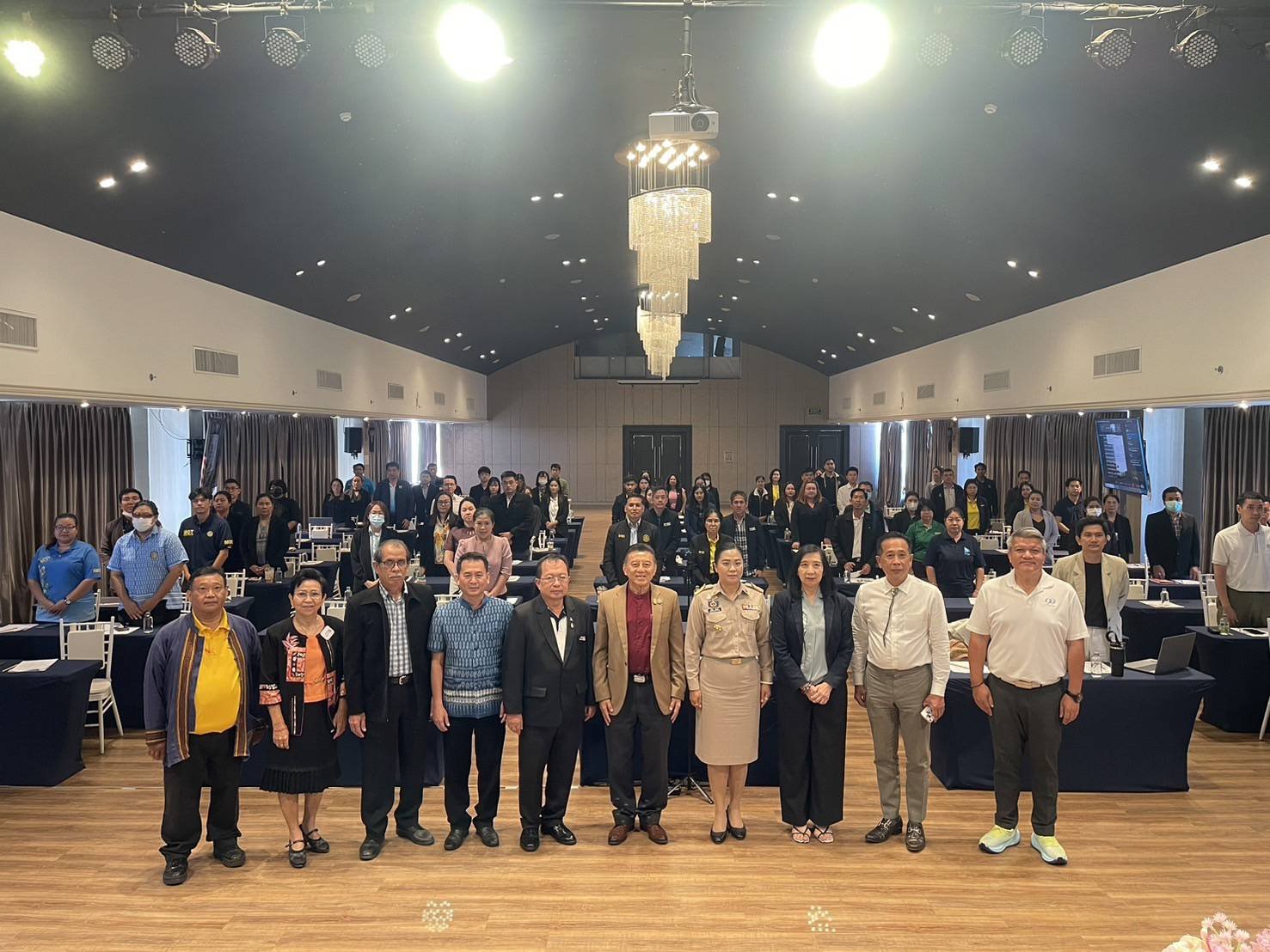 วันศุกร์ที่ 21 มิถุนายน 2567 เวลา 8.30  17.00  น. นายจอมพงษ์ ชูทับทิม เลขาธิการหอการค้าฯ ร่วมประชุมปรึกษาหารือร่วมกันเพื่อรับฟังความคิดเห็นในการจัดทำแผนพัฒนากลุ่มจังหวัดภาคตะวันออก 1 (ฉะเชิงเทรา ชลบุรี ระยอง) พ.ศ. 2566 - 2570 ฉบับทบทวน ประจำปีงบประมาณ พ.ศ