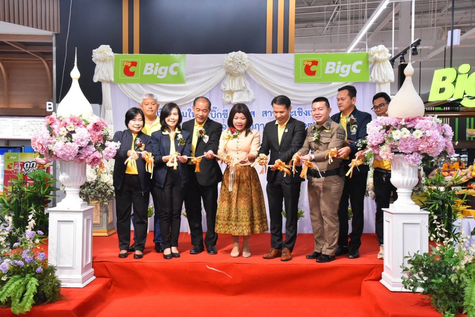 วันพุธที่ 31 กรกฎาคม 2567 เวลา 09.00 น. ดร.จิตรกร เผด็จศึก ประธานหอการค้าฯ ร่วมเป็นเกียรติในพิธีเปิดโฉมใหม่ บิ๊กซี เพลส สาขาฉะเชิงเทรา 1 ณ บิ๊กซี เพลส สาขาฉะเชิงเทรา 1