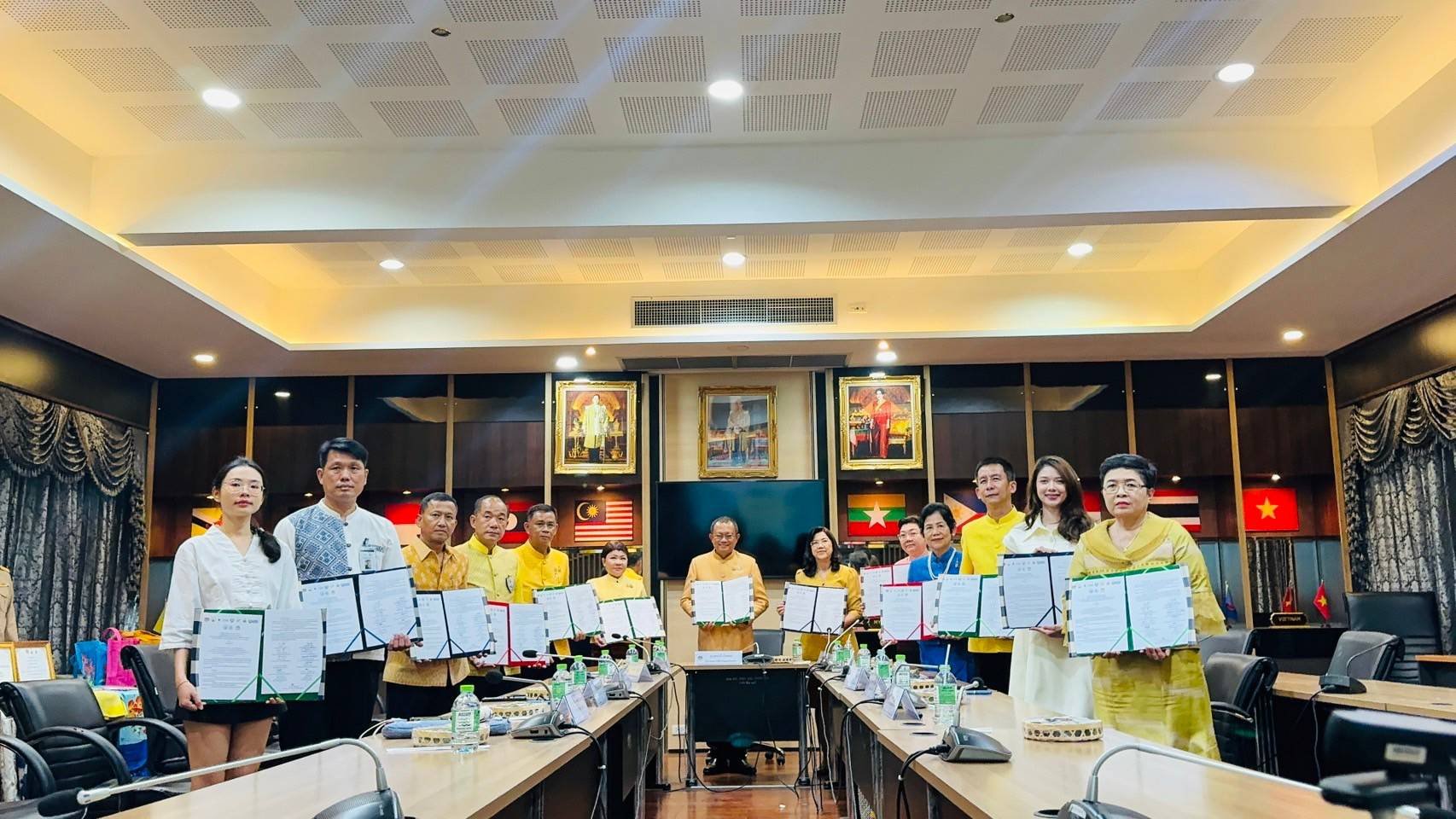 วันอังคารที่ 6 สิงหาคม 2567 เวลา 13.30 - 15.00 น. ดร.จิตรกร เผด็จศึก ประธานหอการค้าฯ และนางสาวชนากานต์ สิงห์สมุทร เลขาธิการ YEC ร่วมโครงการส่งเสริมผ้าไทยใส่ได้ทุกที่เฉลิมพระเกียรติสมเด็จพระนางเจ้าสิริกิติ์ พระบรมราชินีนาถ พระบรมราชชนนีพันปีหลวง เนื่องในวั