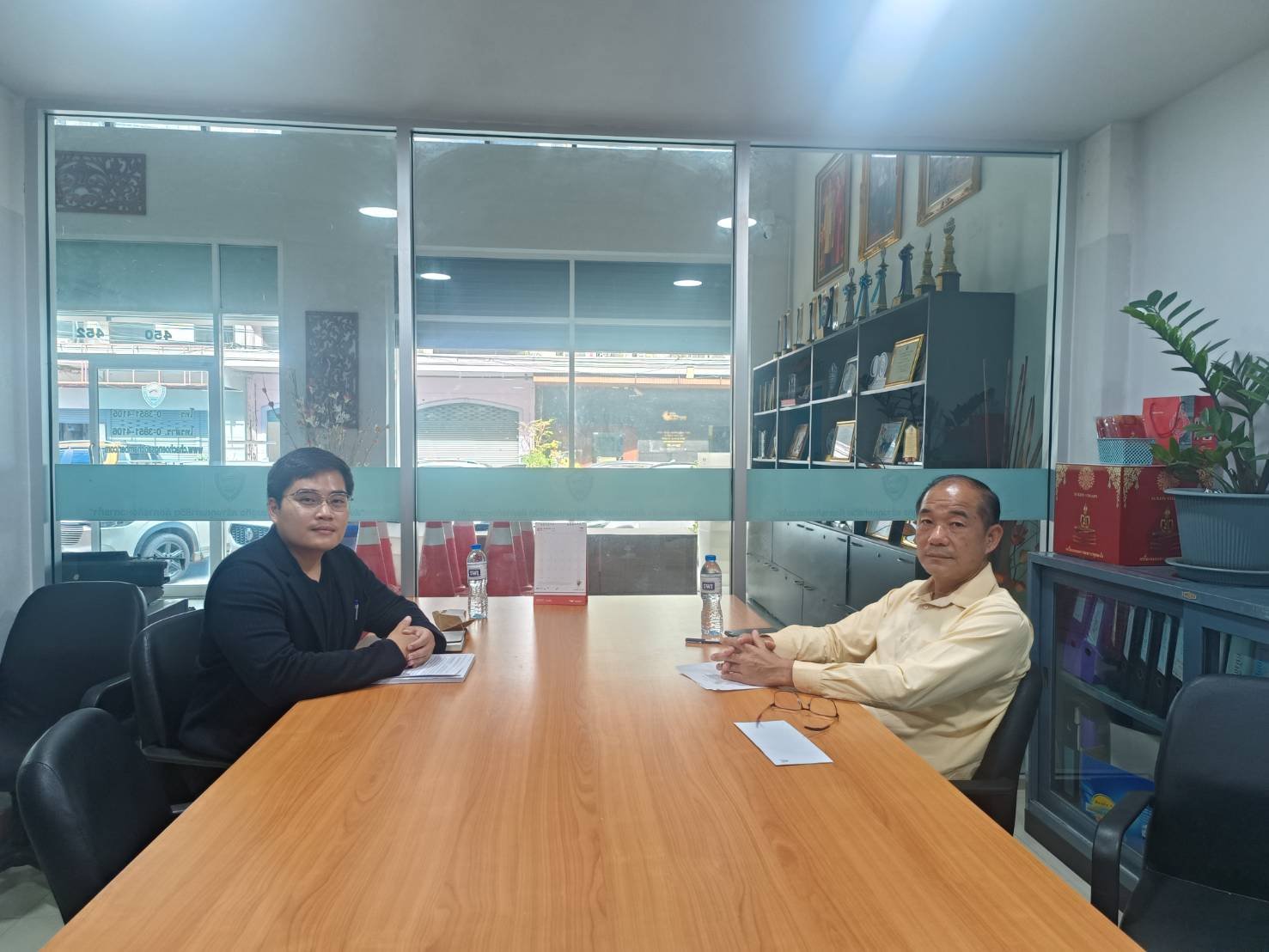 นายณัฏฐกร วัธโท  นศ.ปริญญาเอก คณะสังคมศาสตร์และมนุษยศาสตร์ มหาวิทยาลัยมหิดล   สัมภาษณ์เพื่อศึกษามิติการร่วมผลิตในการพัฒนานโยบายเมืองอัจฉริยะของจังหวัดฉะเชิงเทรา  โดยมีวัตถุประสงค์เพื่อศึกษาบทบาทและปัจจัยความสำเร็จของภาคเอกชนในการพัฒนาเมืองภายใต้นโยบายเมือ