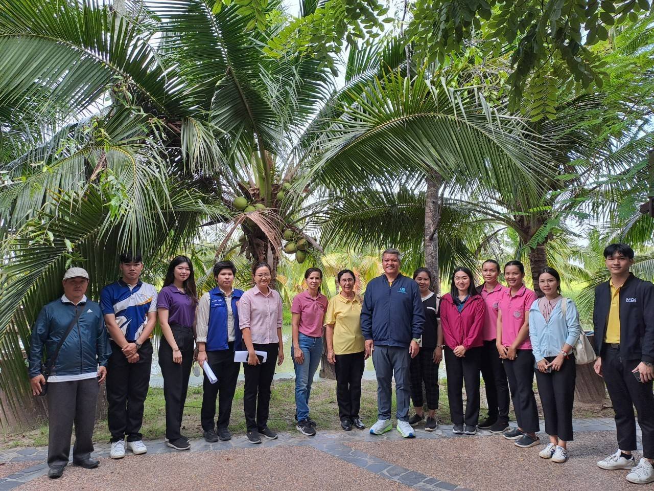 วันพุธที่ 4 - วันศุกร์ที่ 6 กันยายน 2567 นายจอมพงษ์ ชูทับทิม เลขาธิการหอการค้า ร่วมลงพื้นที่ตรวจประเมินตามระบบควบคุมคุณภาพสินค้าสิ่งบ่งชี้ทางภูมิศาสตร์ (IG) ไทย มะพร้าวน้ำมันมะพร้าวน้ำหอมบางคล้า ณ สวนมะพร้าวน้ำหอมของผู้ผลิตและผู้ประกอบการค้า อำเภอเมืองฉะเ