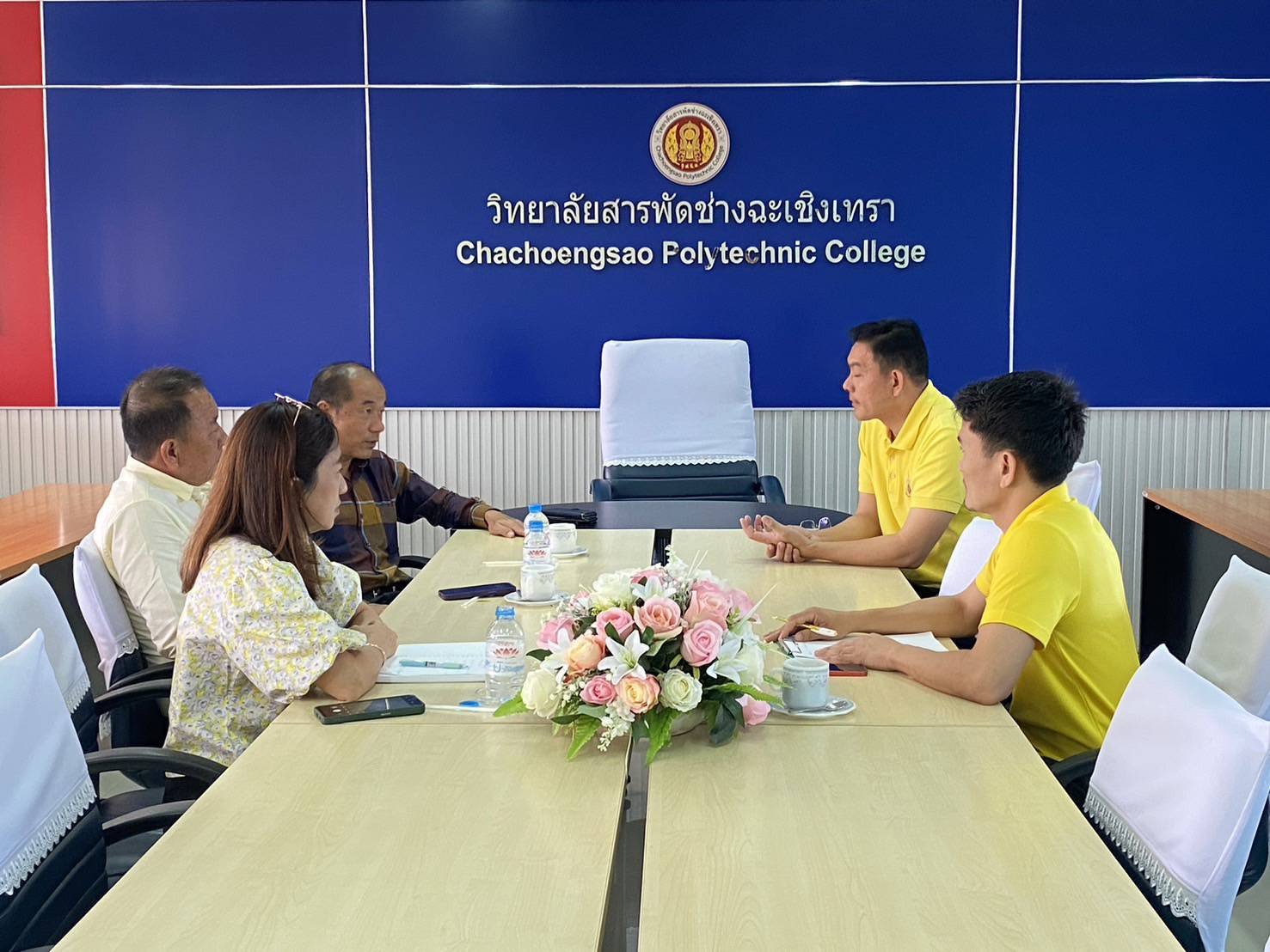 วันจันทร์ที่ 4 พฤศจิกายน 2567 เวลา 09.30 น ดร.จิตรกร เผด็จศึก ประธานหอการค้าและนายทนงศักดิ์ ทรัพย์เฟื่องฟูกรรมการหอการค้า เข้าพบผู้อำนวยการวิทยาลัยสารพัดช่าง พูดคุยเรื่องการทำอาหารกล่องแจกนักเรียนวันแห่บกงานนมัสการหลวงพ่อพุทธโสธร จำนวน 2,000 กล่อง ในวันอั