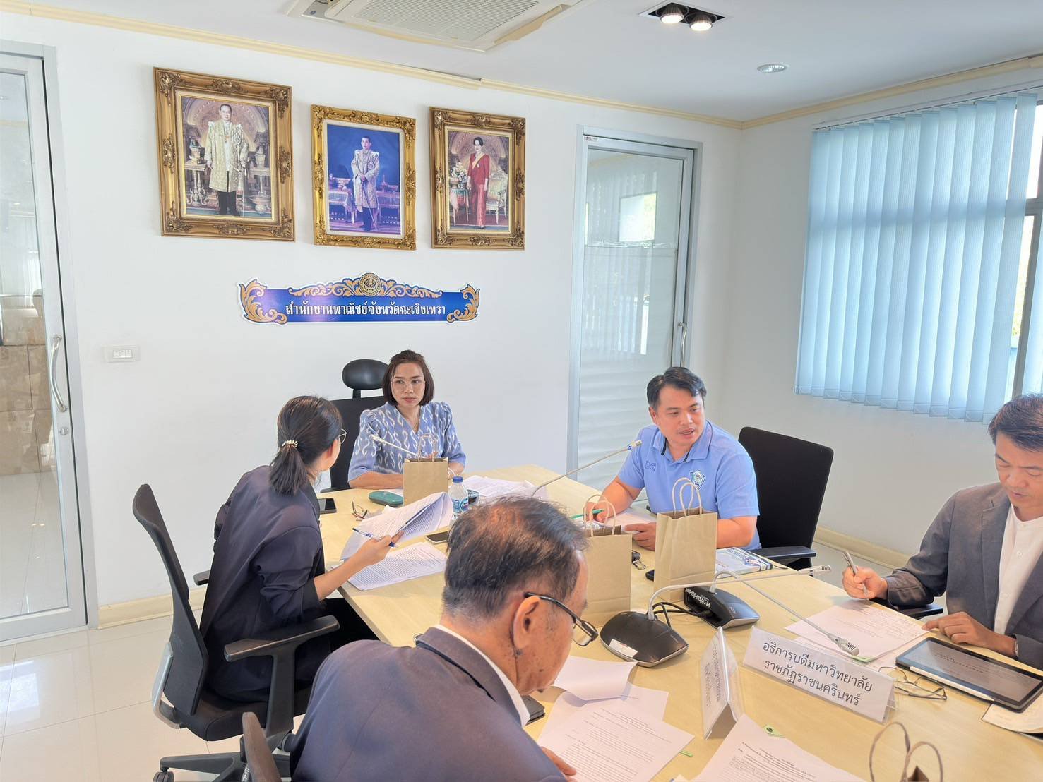 วันศุกร์ที่ 8 พฤศจิกายน 2567 เวลา 10.00 - 12.00 น. นายโชติอนันต์ ปินถานันท์ รองประธานหอการค้าฯ นางสาวชนากานต์ สิงห์สมุทร เลขาธิการ YEC ร่วมประชุมคณะทำงานด้านการตลาดระดับจังหวัด ครั้งที่ 6/2567 ณ ห้องประชุมนนทรี ชั้น 1 สำนักงานพาณิชย์จังหวัดฉะเชิงเทรา อ.เม