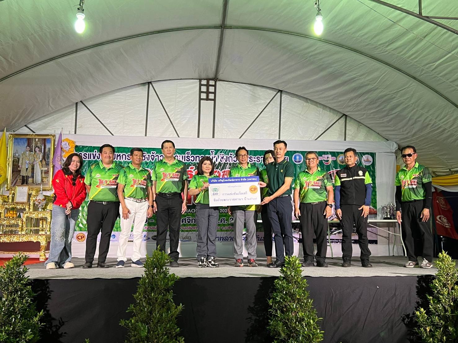 วันอาทิตย์ที่ 10 พฤศจิกายน 2567 เวลา 16.00 น.  ดร.จิตรกร เผด็จศึก ประธานหอการค้าฯ ร่วมพิธีมอบถ้วยรางวัลพระราชทาน ณ เต็นท์พิธีริมแม่น้ำบางปะกง (หน้าร้านโกลเด้น เพลซ สำนักทรัพย์สินพระมหากษัตริย์ จังหวัดฉะเชิงเทรา)