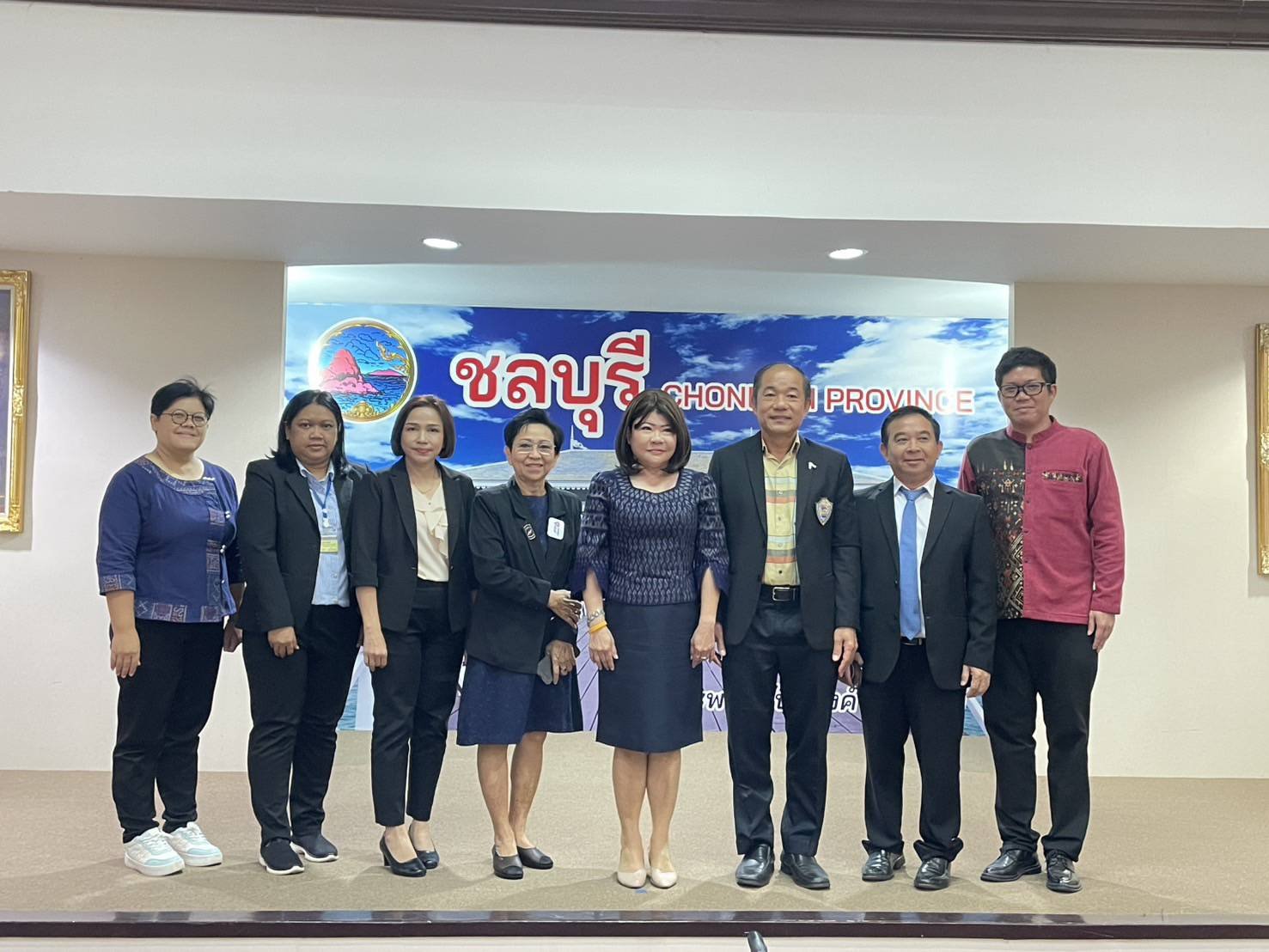 วันอังคารที่ 26 พฤศจิกายน 2567 เวลา 10.00 น.ดร. จิตรกร เผด็จศึก ประธานหอการค้าฯ ร่วมการประชุมคณะกรรมการร่วมภาครัฐและเอกชนเพื่อแก้ไขปัญหาทางเศรษฐกิจกลุ่มจังหวัดภาคตะวันออก 1 (กรอ.กลุ่มจังหวัดภาคตะวันออก 1) ครั้งที่ 1/2568 ณ ห้องประชุมพิพิธโภไคย ชั้น 3 ศาลา