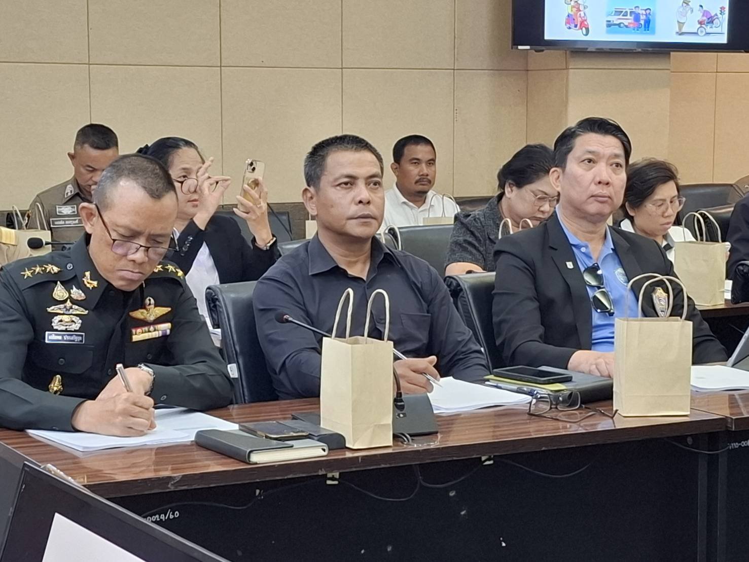 ในวันศุกร์ที่ 3 เมษายน 2569 เวลา 13.30 น. นายทวีทรัพย์ โชคเกิดสุภาพรองประธานหอการค้าร่วม ประชุมคณะกรรมการและอนุกรรมการศูนย์อำนวยการความปลอดภัยทางถนนจังหวัดฉะเชิงเทราและภาคีเครือข่ายที่เกี่ยวข้อง ครั้งที่ 1/2569 ณ ห้องประชุมมรุพงษ์ศิริพัฒน์ ชั้น 4 ศาลากลาง