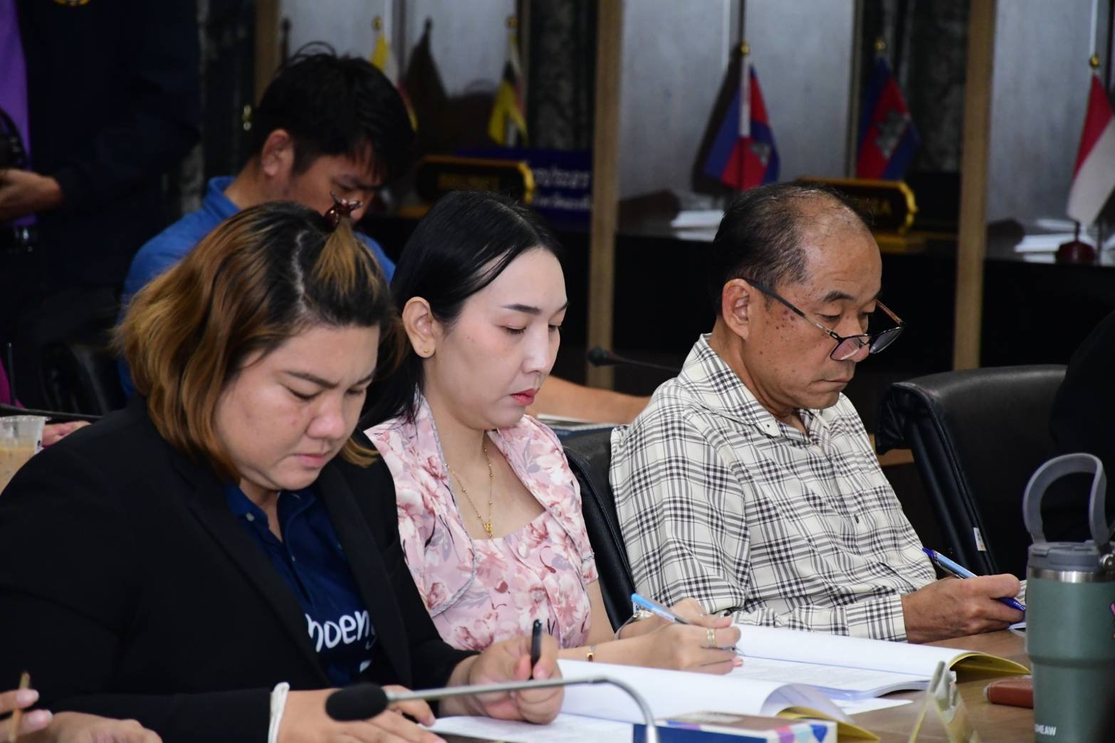  วันศุกร์ที่ 6 ธันวาคม 2567 เวลา 13.30 น. ดร.จิตรกร เผด็จศึกประธานหอการค้าฯ  ร่วมประชุมคณะกรรมการขับเคลื่อนโครงการเพิ่มทักษะด้านอาชีพแก่นักเรียนที่ไม่ได้เรียนต่อหลังจบการศึกษาภาคบังคับ ณ ห้องประชุมพระยาศรีสุนทรโวหาร (น้อย อาจารยางกูร) ชั้น 1 ศาลากลางจังหว