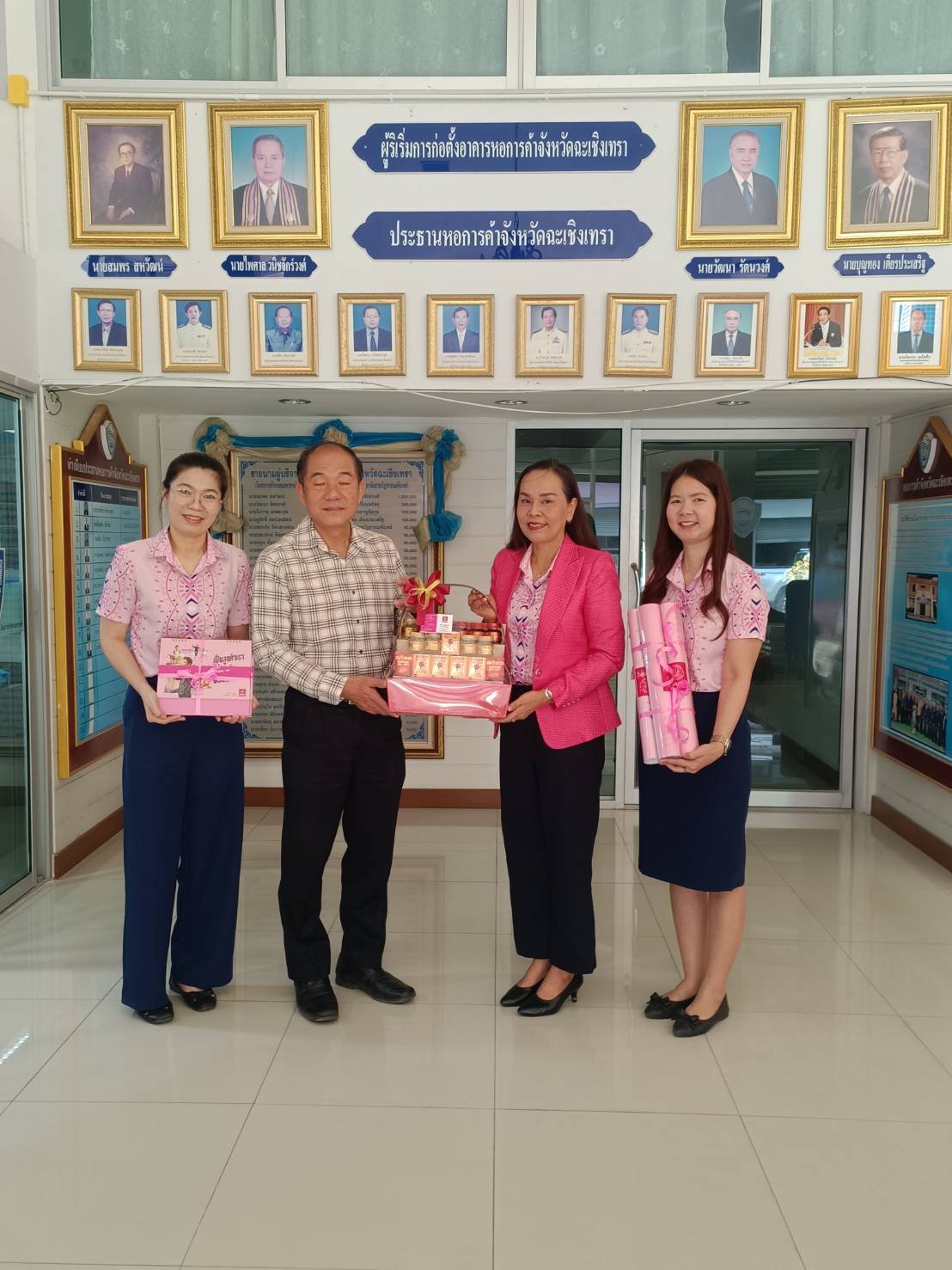 วันอังคารที่ 7 มกราคม 2568 เวลา 09.00 น นางอรสา หนูกระแสร์ ผู้อำนวยการเขตธนาคารออมสิน สาขาฉะเชิงเทรา เข้าพบเพื่อแนะนำตัว และสวัสดีปีใหม่ ดร. จิตกร เผด็จศึก ประธานหอการค้าฯ ณ สำนักงานหอการค้าจังหวัดฉะเชิงเทรา