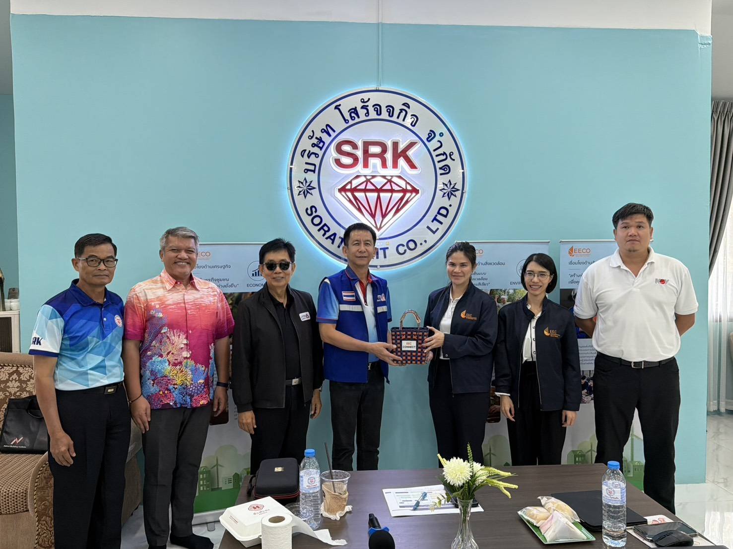 นายจอมพงษ์ชูทับทิมเลขา/รองประธานหอการค้า ร่วมประชุมเพื่อหารือแนวทางความร่วมมือโครงการเชื่อมโยงประโยชน์การลงทุนสู่พื้นที่ชุมชนอย่างยั่งยืน (EEC Connect) ในวันพุธที่ 8 เมษายน 2569 เวลา 09.00- 12.00 น ณ บริษัท โสรัจจกิจ จำกัด ตำบลสาวชะโงกอำเภอบางคล้า จังหวัด