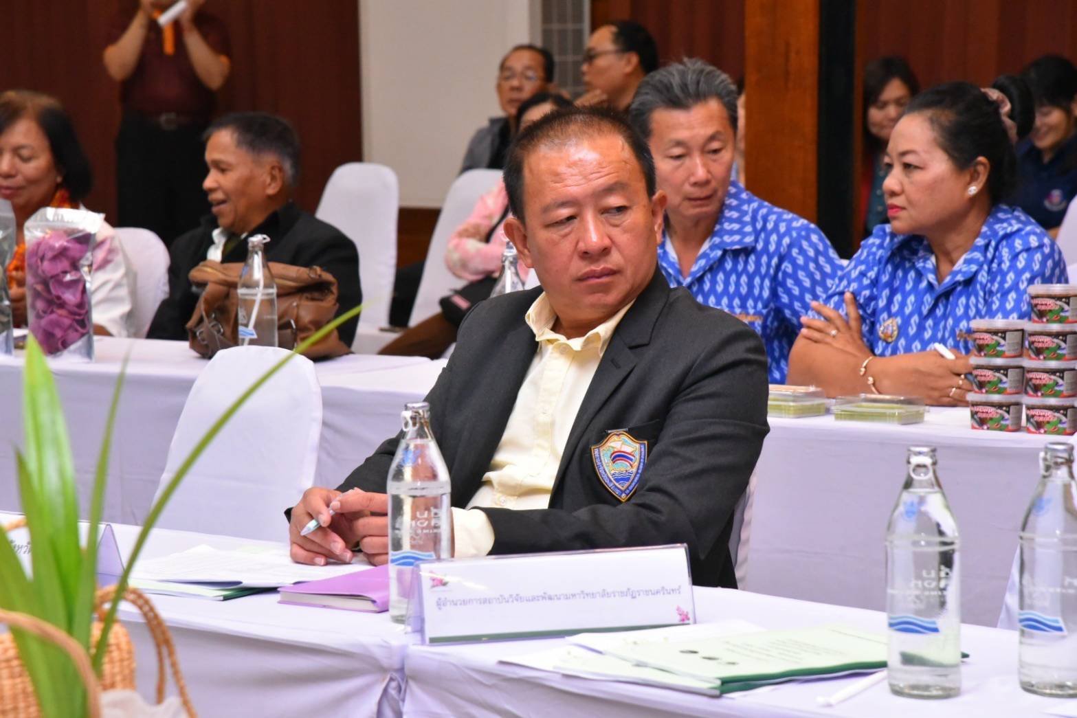 วันพุธที่ 22 มกราคม 2558 เวลา 9.30 น. นายทนงศักดิ์ ทรัพย์เฟื่องฟูกรรมการหอการค้า ร่วมประชุมโครงการส่งเสริมกระบวนการเครือข่ายองค์ความรู้ (Knowledge-Based OTOP :KBO) จังหวัดฉะเชิงเทรา ณ ห้องบางตลาดโรงแรมที วินเทจ อ.บางคล้า จ.ฉะเชิงเทรา