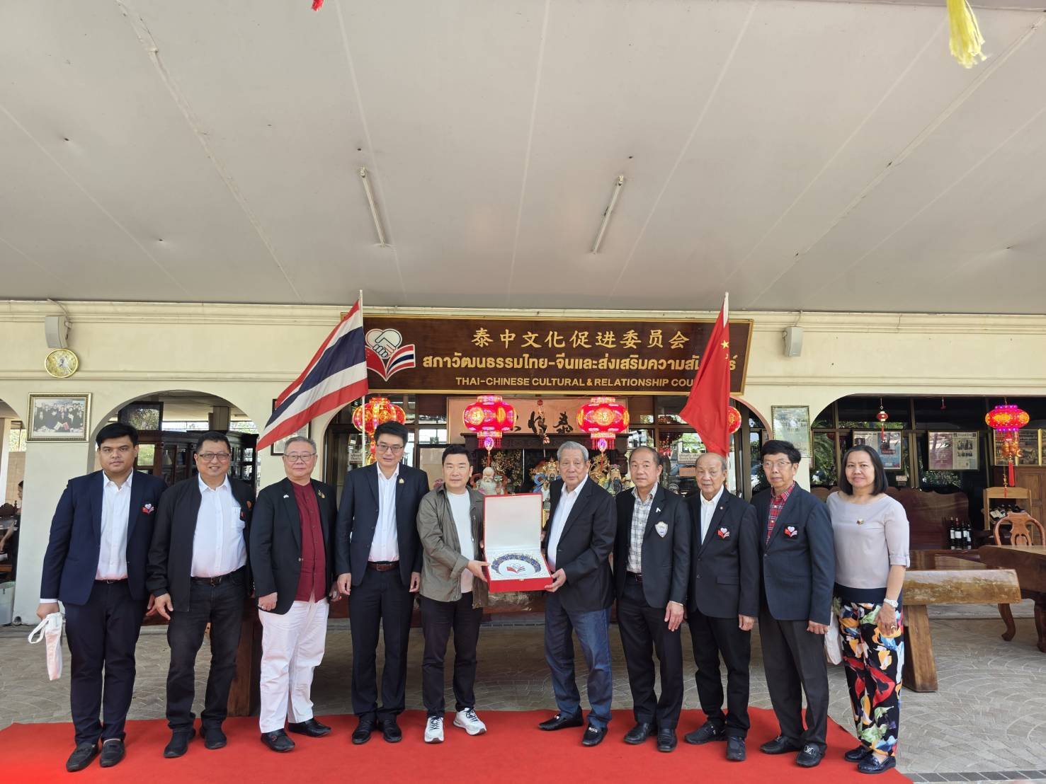 ประธานและคณะผู้บริหาร บริษัท BYD  เข้าพบ นายพินิจ จารุสมบัติ ประธานสภาวัฒนธรรมไทย-จีนและ ส่งเสริมความสัมพันธ์ และดร. จิตรกร เผด็จศึกประธานหอการค้าฯ มาปรึกษาเรื่องตั้งโรงงานแบตเตอรี่ในประเทศไทย ในวันอาทิตย์ที่ 9 กุมภาพันธ์ 2568  ณ สภาวัฒนธรรมไทย-จีนและ ส่ง