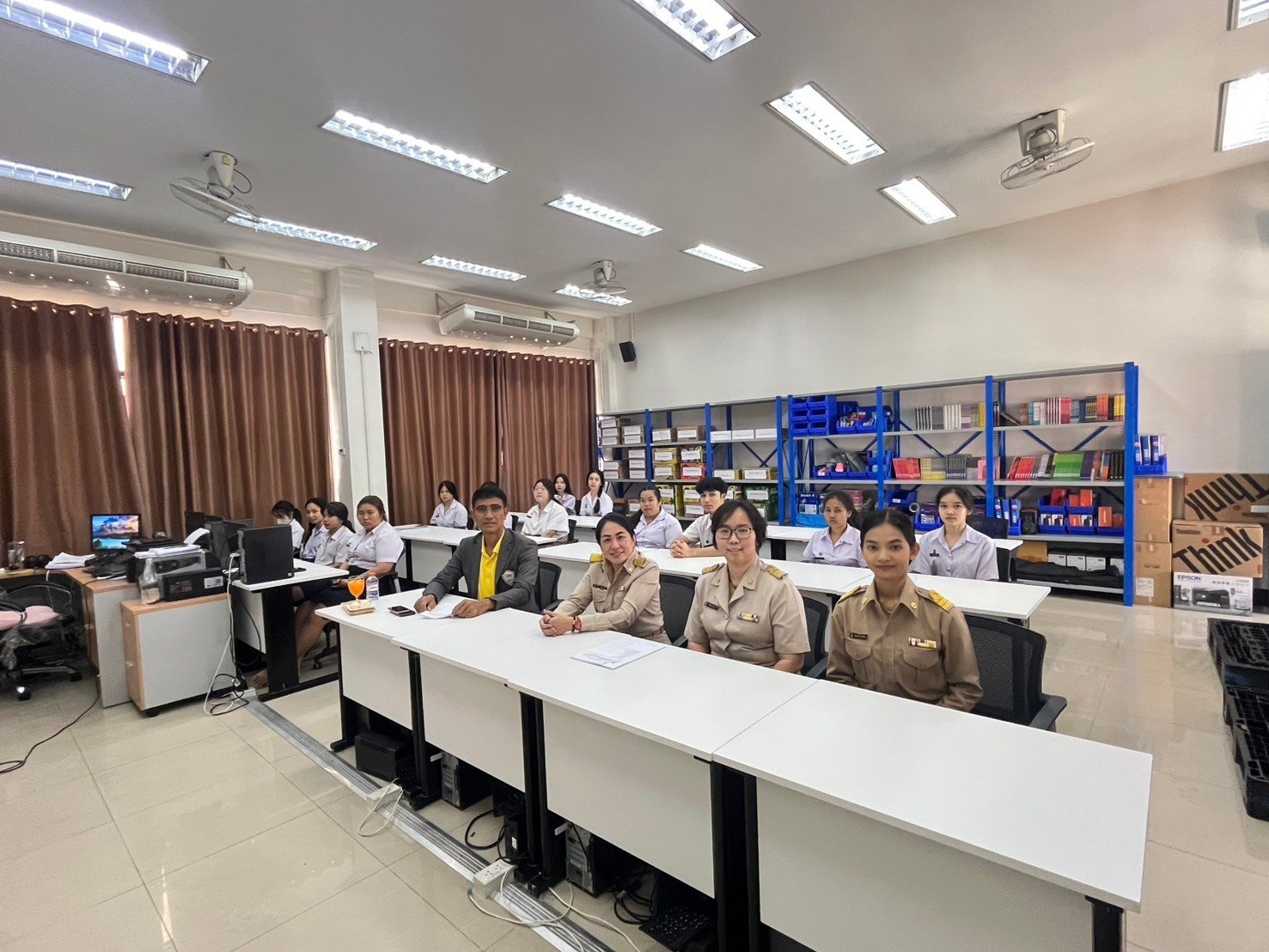 วันจันทร์ที่ 17 กุมภาพันธ์ 2568 เวลา 13.00 น.นายยุทธนา มาตเจือ รองประธานหอการค้า ร่วมเป็นคณะกรรมการประเมินมาตรฐานวิชาชีพให้กับนักเรียน นักศึกษา ระดับชั้น ปวช.3 และ ปวส.2  ปีการศึกษา 2567 ณ ห้อง 346 วิทยาลัยอาชีวศึกษา ฉะเชิงเทรา 