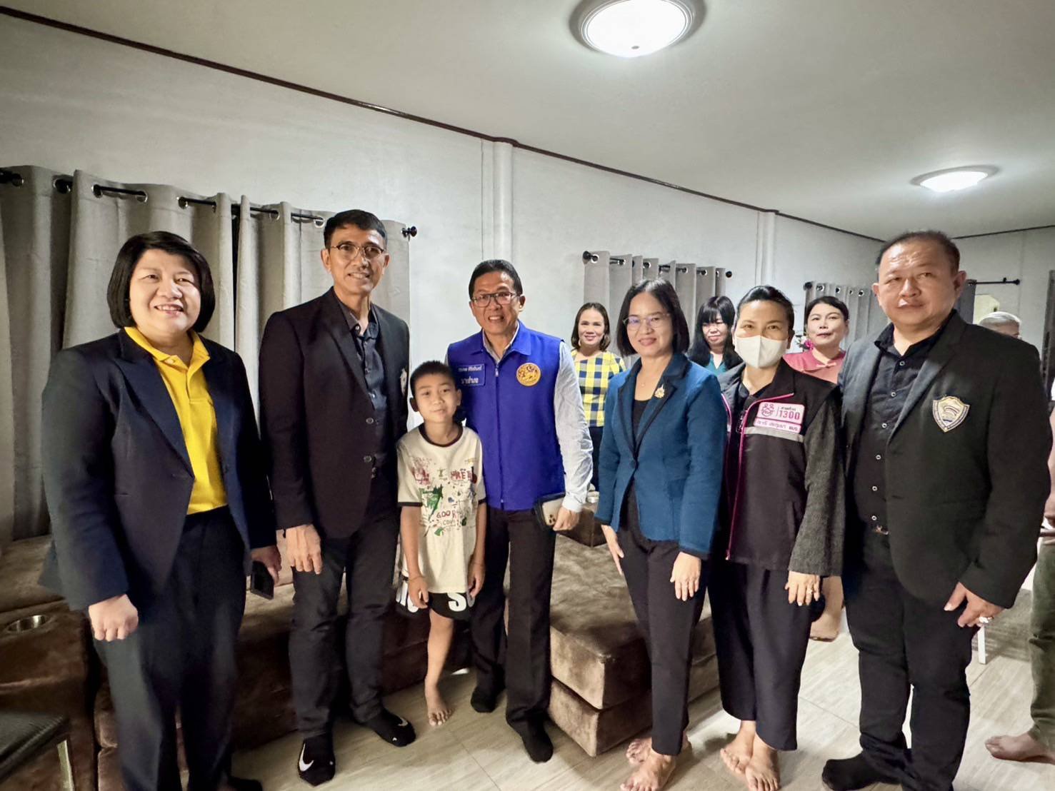 วันพุธที่ 19 กุมภาพันธ์ 2568 เวลา 15.45 น. นายยุทธนา มาดเจือ รองประธานหอการค้าและนายทนงศักดิ์ ทรัพย์เฟื่องฟู กรรมการ ร่วมลงพื้นที่เยี่ยมบ้านเด็กพิการ ด.ช.พลาธิป สุขสวัสดิ์ อายุ 11 ปี ที่เกิดอุบัติเหตุรถบัส ทับขา  ณ บ้านเลขที่ 31/2 ม.2 ต.สนามจันทร์ อ.บ้านโ