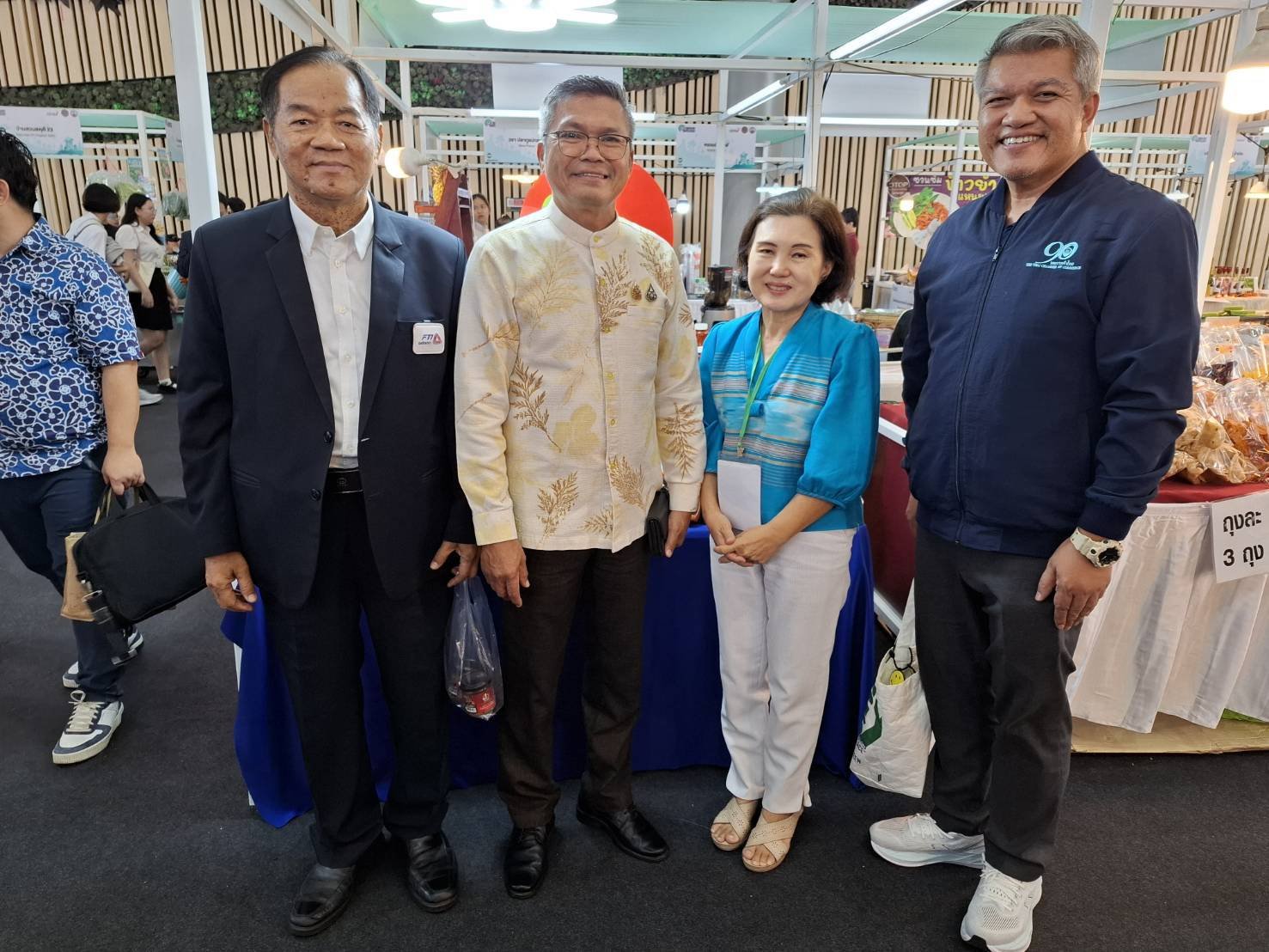 วันพฤหัสบดีที่ 20 กุมภาพันธ์ 2568 เวลา 15:00 น. นายจอมพงษ์ ชูทับทิม เลขาธิการหอการค้า ร่วมพิธีเปิดงาน "Thailand Local SDGs Expo @ Phatunthani"  ณ ศูนย์การค้าฟิวเจอร์พาร์ รังสิต Alive Park Hall ชั้น G ต.ประชาธิปัตย์ อ.ธัญบุรี จ.ปทุมธานี