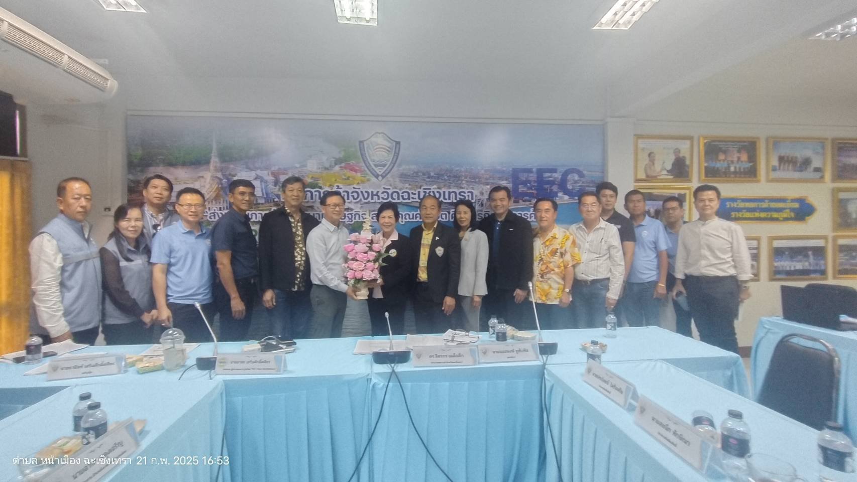 วันศุกร์ที่ 21 กุมภาพันธ์ 2568 เวลา 13.30 - 16.30 น.ณ ห้องประชุมหอการค้า ได้มีการ มอบช่อดอกไม้แสดงความยินดี  นายสุรัตน์ จรกรรณ รองประธานหอการค้า ได้รับเลือกตั้งให้เป็นสมาชิกสภาจังหวัดฉะเชิงเทรา  นายอาทร เสริมศักดิ์ศศิธร ได้ดำรงตำแหน่งประธาน YEC อีก 1 วาระ