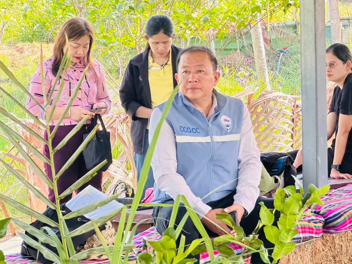 วันพฤหัสบดีที่ 27 กุมภาพันธ์ 268 เวลา 9.00 น. นายทนงศักดิ์ทรัพย์เฟื่องฟู กรรมการหอการค้า ร่วมต้อนรับคณะการพิจารณาและติดตามการประเมินผล ของหน่วยบริหารและจัดการทุนด้านการพัฒนาระดับพื้นที่ (บพท.) ณ กลุ่มวิสาหกิจชุมชนหัตถกรรมและการแปรรูปข้าวปลาอาหาร (นาป้าฝน)