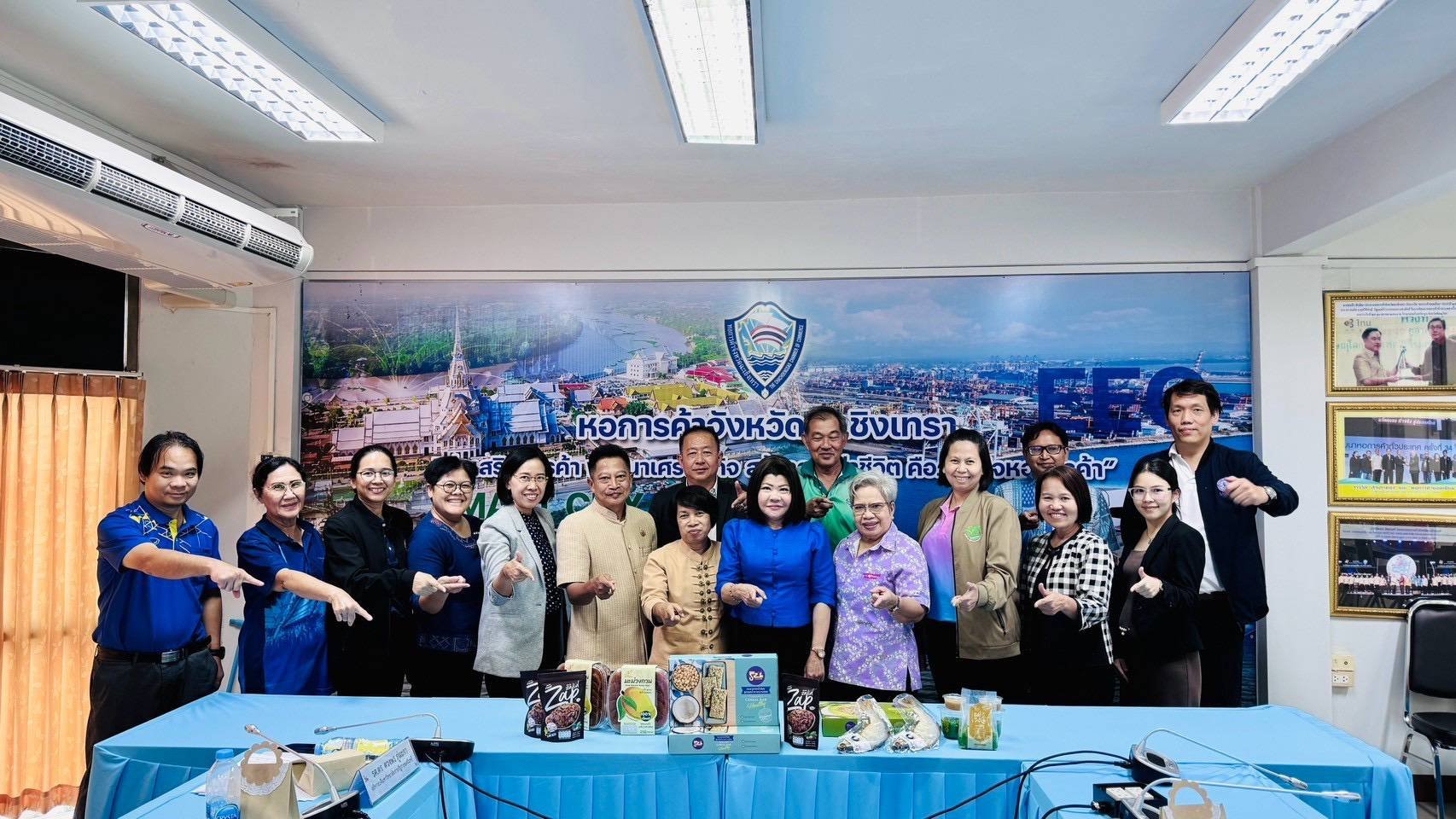 วันศุกร์ที่ 21 มีนาคม 2568 เวลา 9.30 น.  นายทนงศักดิ์ ทรัพย์เฟื่องฟูกรรมการหอการค้า ร่วมประชุมโครงการพัฒนากลไกลขับเคลื่อนการพัฒนาเศรษฐกิจฐานรากระดับจังหวัด ณ ห้องประชุมหอการค้าจังหวัดฉะเชิงเทรา