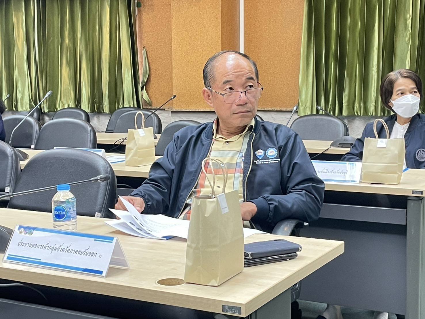 วันศุกร์ที่ 23 พฤษภาคม 2568 เวลา 13.30 น. ดร.จิตรกร เผด็จศึก ประธานหอการค้ากลุ่มภาคตะวันออก 1 ร่วมประชุมคณะกรรมการบริหารงานกลุ่มจังหวัดแบบบูรณาการ (ก.บ.ก.) กลุ่มจังหวัดภาคตะวันออก 1 (ฉะเชิงเทรา ชลบุรี ระยอง) ครั้งที่ 4/2568 ณ ห้องประชุมชลบุรี ชั้น 3 ศาลาก