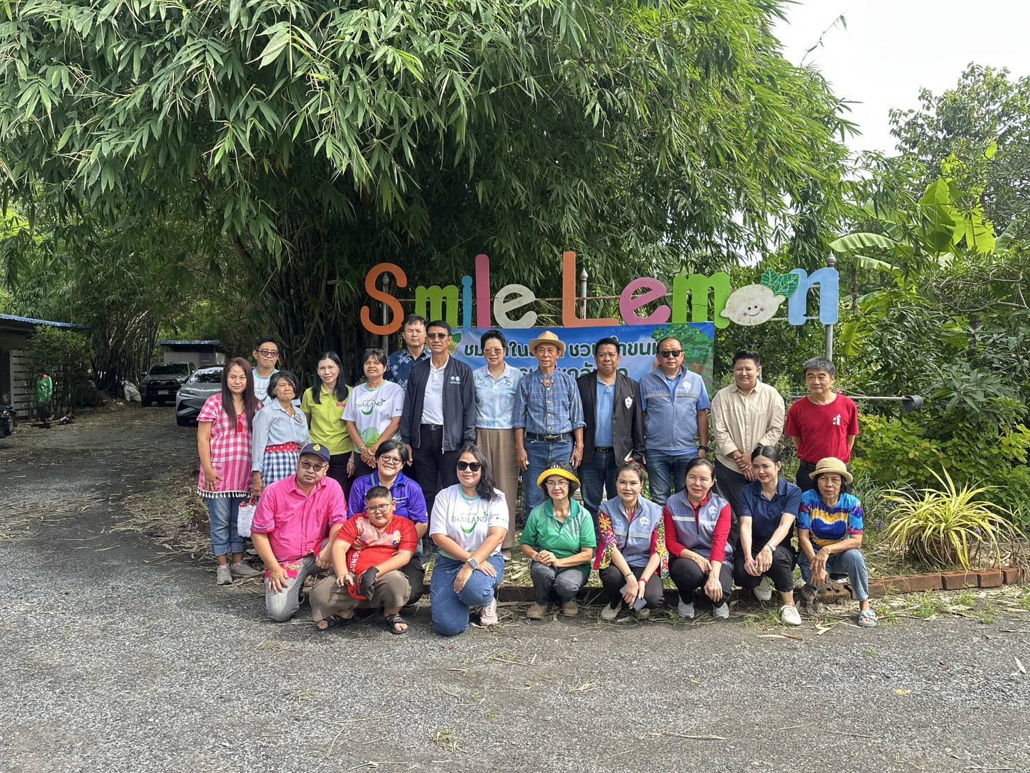 นายยุทธนา มาตเจือประธานหอการค้าและคณะกรรมการ ร่วมกิจกรรม"ชมผักในสวน ชวนทำขนม อบรมพืชกลับหัว"ในวันอาทิตย์ที่ 6 กรกฎาคม 68 เวลา 09.00 น. ผู้เข้าร่วมกิจกรรมพร้อมกัน ณ ศูนย์เรียนรู้เกษตรผสมผสาน smile lemon 09.05 น.มารู้จักศูนย์เรียนรู้ฯร่วมกัน..ผ่าน