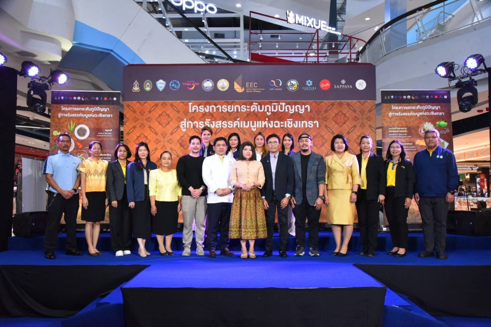 วันจันทร์ที่ 7 กรกฎาคม 2568 เวลา 13.30 น นายจอมพงษ์ ชูทับทิม  รองประธานหอการค้าฯ ร่วมพิธีเปิดกิจกรรมการแข่งขันรังสรรค์เมนูแห่งฉะเชิงเทรา ภายใต้โครงการยกระดับภูมิปัญญาสู่การรังสรรค์เมนูแห่งฉะเชิงเทรา  ณ ลานโปรโมชั่นหน้า TOP ชั้น 1 ศูนย์การค้าโรบินสันไลฟ์สไ