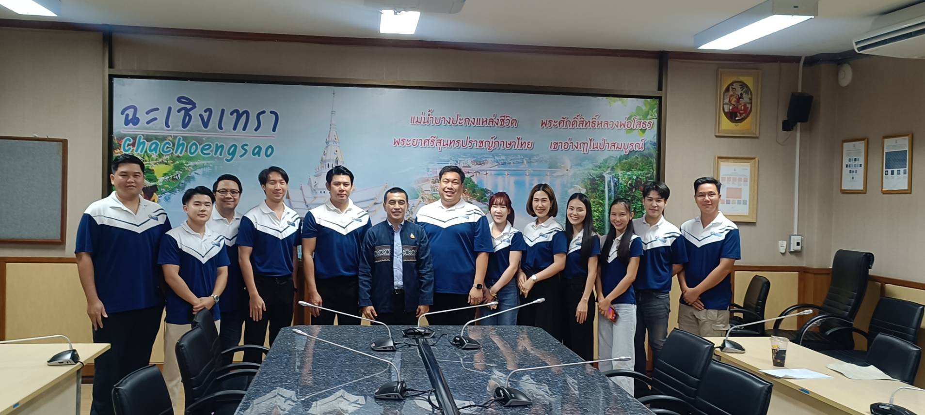 เมื่อวันที่ 10 กันยายน 2568 หอการค้าจังหวัดฉะเชิงเทรา และผู้ประกอบการรุ่นใหม่ YEC หอการค้าจังหวัดฉะเชิงเทรา นำโดย นายอาทร เสริมศักดิ์ศศิธร ประธานYEC พร้อมทั้งคณะกรรมการ YEC เข้าพบนายสันติ รังสิรุจิ ผู้ว่าราชการจังหวัดฉะเชิงเทรา เพื่อนำเสนอการดำเนินงานของห เมื่อวันที่ 10 กันยายน 2568 หอการค้าจังหวัดฉะเชิงเทรา และผู้ประกอบการรุ่นใหม่ YEC หอการค้าจังหวัดฉะเชิงเทรา นำโดย นายอาทร เสริมศักดิ์ศศิธร ประธานYEC พร้อมทั้งคณะกรรมการ YEC เข้าพบนายสันติ รังสิรุจิ ผู้ว่าราชการจังหวัดฉะเชิงเทรา เพื่อนำเสนอการดำเนินงานของห