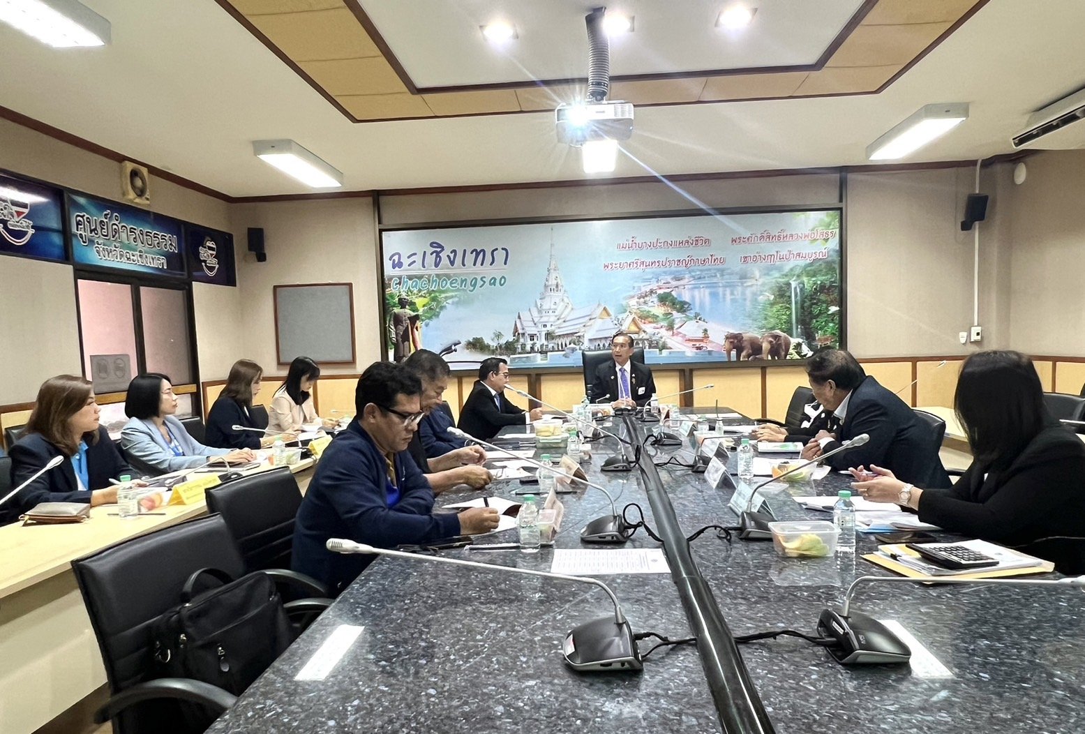       หอการค้าจังหวัดฉะเชิงเทรา ในนามคณะกรรมการ กกร.จังหวัด ประชุมคณะกรรมการ กกร.จังหวัดฉะเชิงเทรา ครั้งที่ 1/2567 เมื่อวันพฤหัสบดีที่ 22 กุมภาพันธ์ 2567 เวลา 10.00 น. ห้องประชุมสุนทรพิพิธ ชั้น 3 ศาลากลางจังหวัดฉะเชิงเทรา โดยหอการค้าฯ มีประเด็นนำเสนอเข้าส