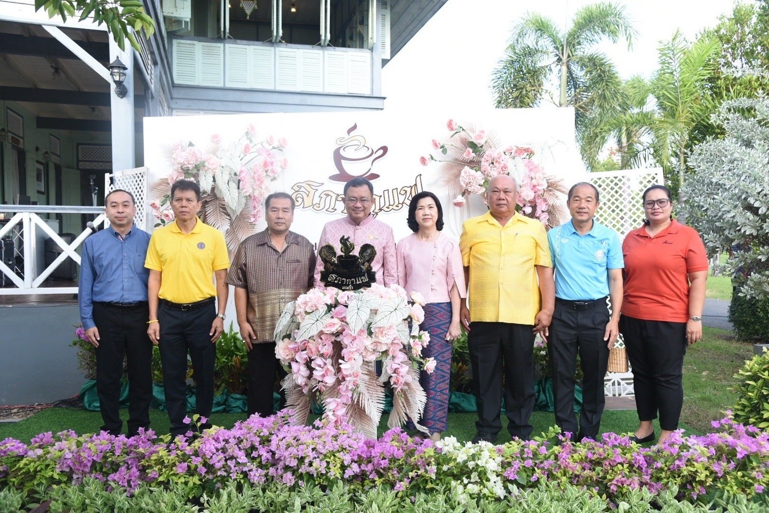 วันพฤหัสบดีที่ 16 พฤศจิกายน 2566 เวลา 07.00 - 09.00 น. ดร.จิตรกร เผด็จศึก ประธานหอการค้าจังหวัดฉะเชิงเทรา ร่วมประชุมสภากาแฟประจำปีงบประมาณ 2567 ครั้งที่ 1 ประจำเดือนพฤศจิกายน 2566 ณ พิพิธภัณฑ์เมืองฉะเชิงเทรา ต.หน้าเมือง อ.เมือง จ.ฉะเชิงเทรา เจ้าภาพจัดโดยห