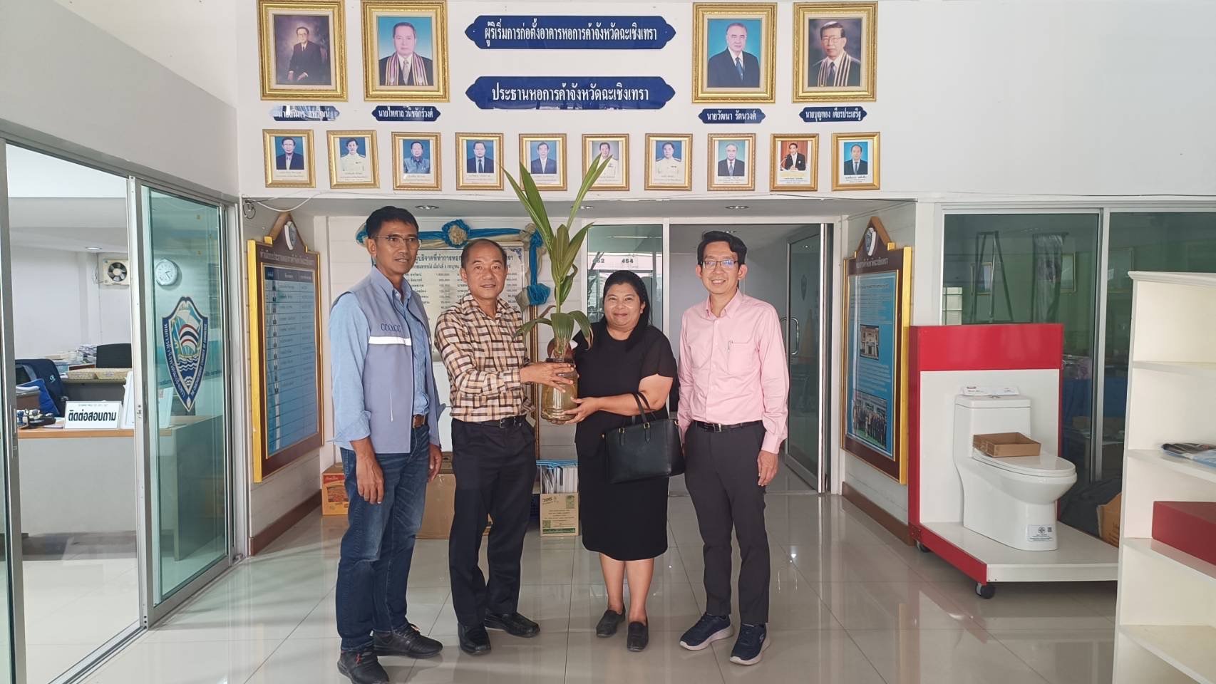 วันอังคารที่ 2 มกราคม 2567 เวลา 14.00 น. มหาวิทยาลัยราชภัฏราชนครินทร์ โดยอาจารย์พิภัทรา สิมะโรจนา รองอธิการบดี เป็นผู้แทนอธิการบดี มอบกระเช้าสวัสดีปีใหม่ แก่ ดร.จิตรกร เผด็จศึก ประธานหอการค้าจังหวัดฉะเชิงเทรา และนายยุทธนา มาตเจือ รองประธานหอการค้าจังหวัดฉ