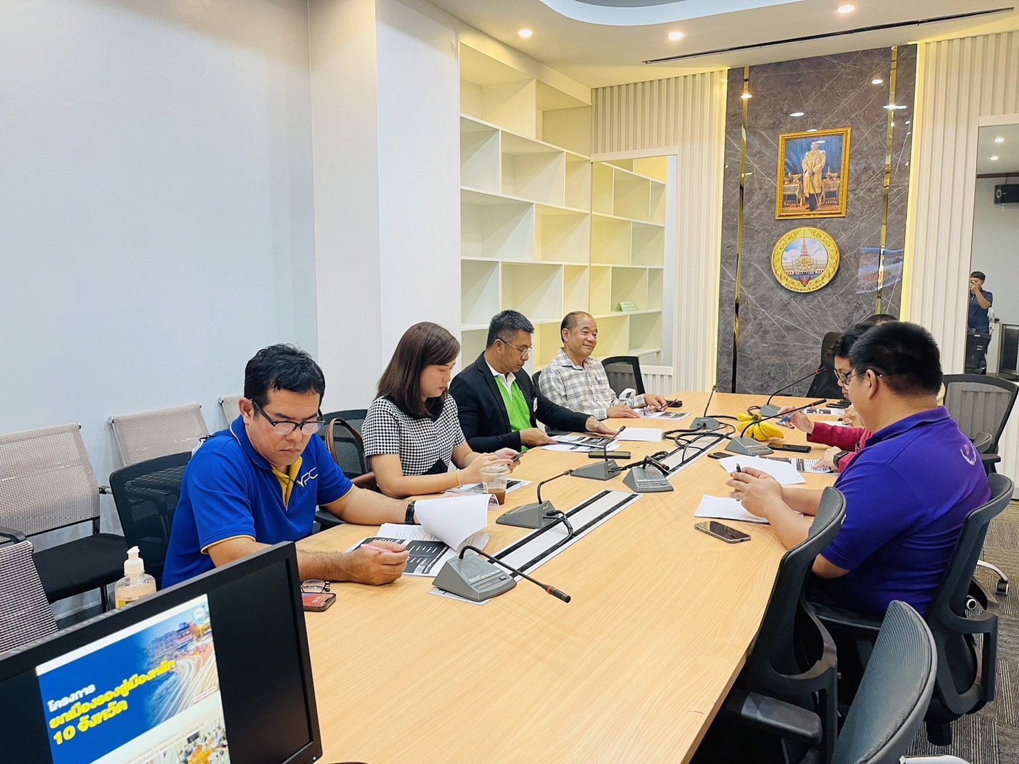 วันพฤหัสบดีที่ 11 มกราคม 2567 เวลา 11.00 น. นายจิตรกร เผด็จศึก ประธานหอการค้าจังหวัดฉะเชิงเทรา ร่วมประชุมหารือการขับเคลื่อนยกระดับเมืองและกระตุ้นเศรษฐกิจท้องถิ่นอย่างยั่งยืน ร่วมกับหน่วยภาครัฐและเอกชนที่เกี่ยวข้อง ณ ห้องประชุม one plan  สำนักงานจังหวัดฉะเ