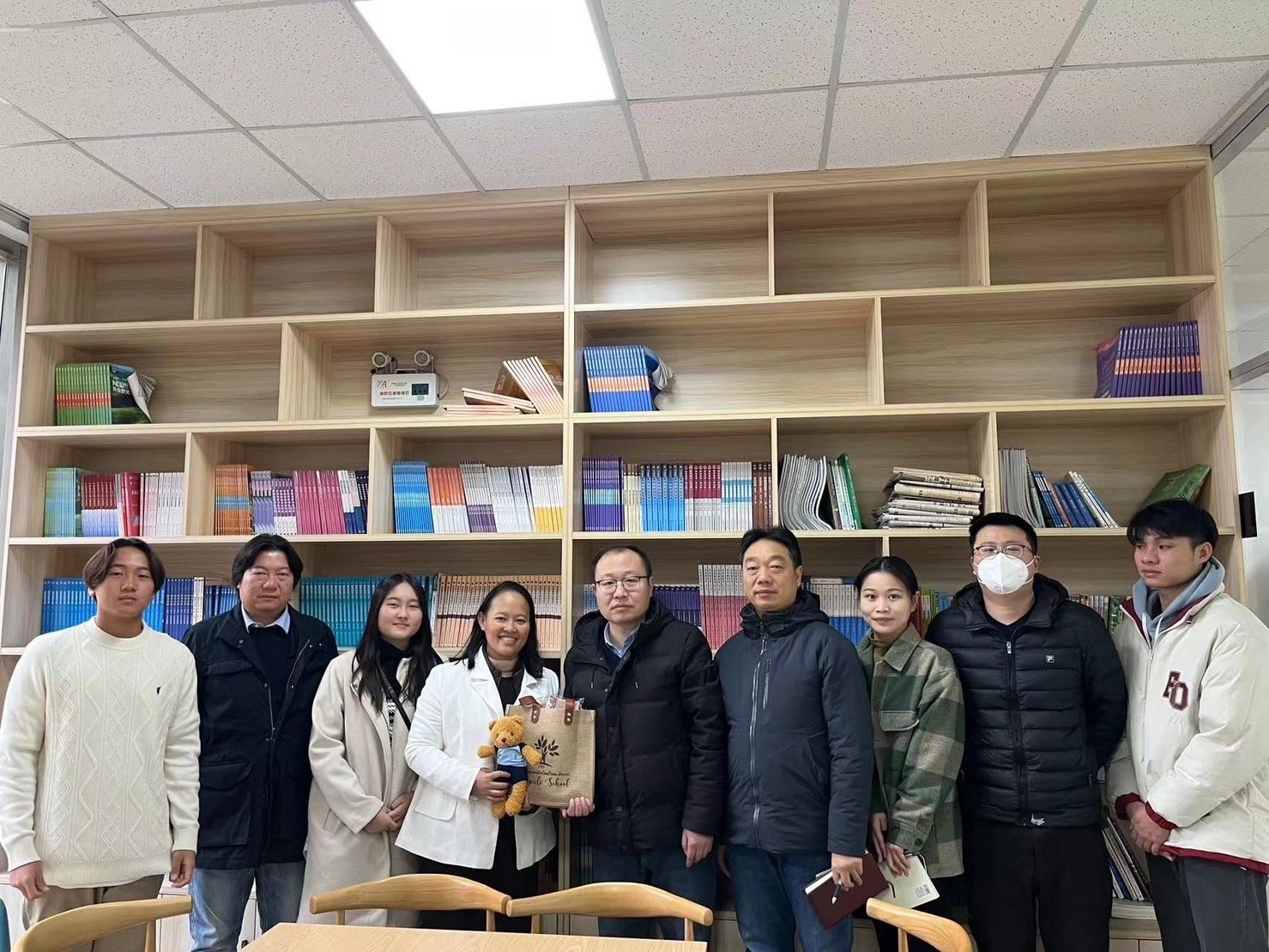 ดร.นาฎฤดี จิตรรังสรรค์ รองประธานหอการค้าจังหวัดฉะเชิงเทรา ประธานคณะทำงานโครงการความร่วมมือระหว่างประเทศไทยและประเทศจีน โครงการทุนการศึกษาสำหรับศึกษาต่อ ณ ประเทศจีน เดินทางไปมหาวิทยาลัยชื่อ Hefei University มณฑลอานฮุย Anhui ประเทศจีน เพื่อเข้าพบผู้บริหารใน