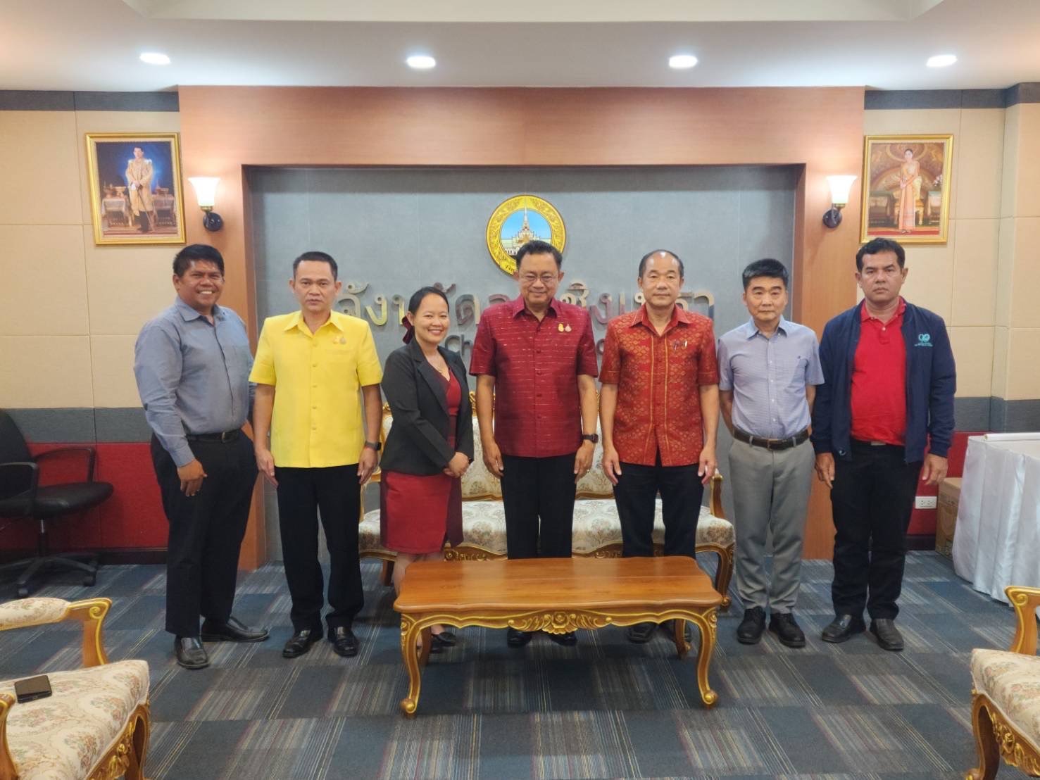 หอการค้าจังหวัดฉะเชิงเทรา ร่วมกับ ศึกษาธิการจังหวัดฉะเชิงเทรา เข้าพบ นายชลธี ยังตรง ผู้ว่าราชการจังหวัดฉะเชิงเทรา เพื่อแจ้งการดำเนินโครงการส่งเสริมทุนการศึกษาต่อในระดับปริญญาตรี ณ วิทยาลัย Hefei และมหาวิทยาลัย Anhui ประเทศจีน ให้กับนักเรียนในจังหวัดฉะเชิง