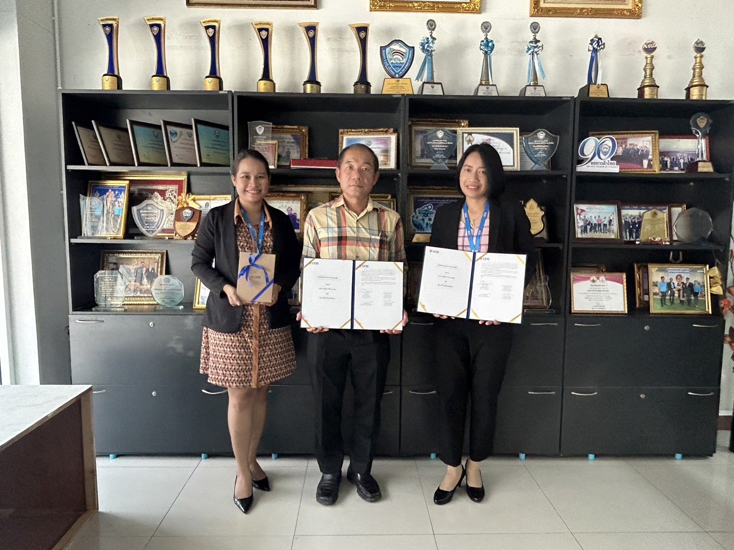 หอการค้าจังหวัดฉะเชิงเทรา ร่วมบันทึกข้อตกลงโครงการความร่วมมือ ธนาคารยูโอบี จำกัด (มหาชน) ในเรื่อง การแบ่งปันความรู้ในการสร้างความเป็นเลิศด้านการพัฒนาศักยภาพทางธุรกิจ เมื่อวันอังคารที่ 13 กุมภาพันธ์ 2567 ณ สำนักงานหอการค้าจังหวดฉะเชิงเทรา 