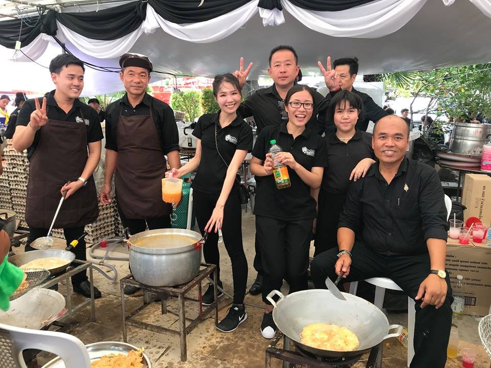YEC หอการค้าจังหวัดฉะเชิงเทราให้บริการประชาชน ที่มาร่วมพิธีถวายพระเพลิงพระบรมศพ YEC หอการค้าจังหวัดฉะเชิงเทราให้บริการประชาชน ที่มาร่วมพิธีถวายพระเพลิงพระบรมศพ