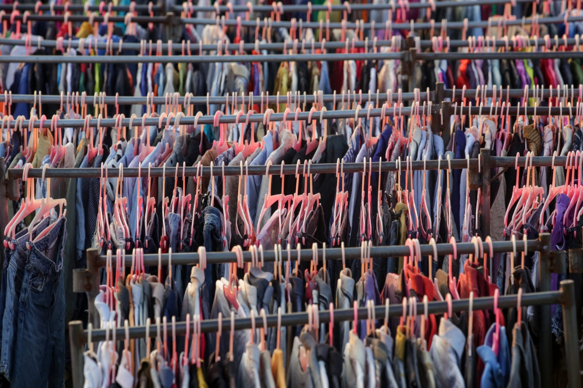 ใส่เสื้อตัวเดิม เก็บชุดให้อยู่นาน ชวนรู้จัก Slow Fashion แนวคิดตรงข้ามของ Fast Fashion