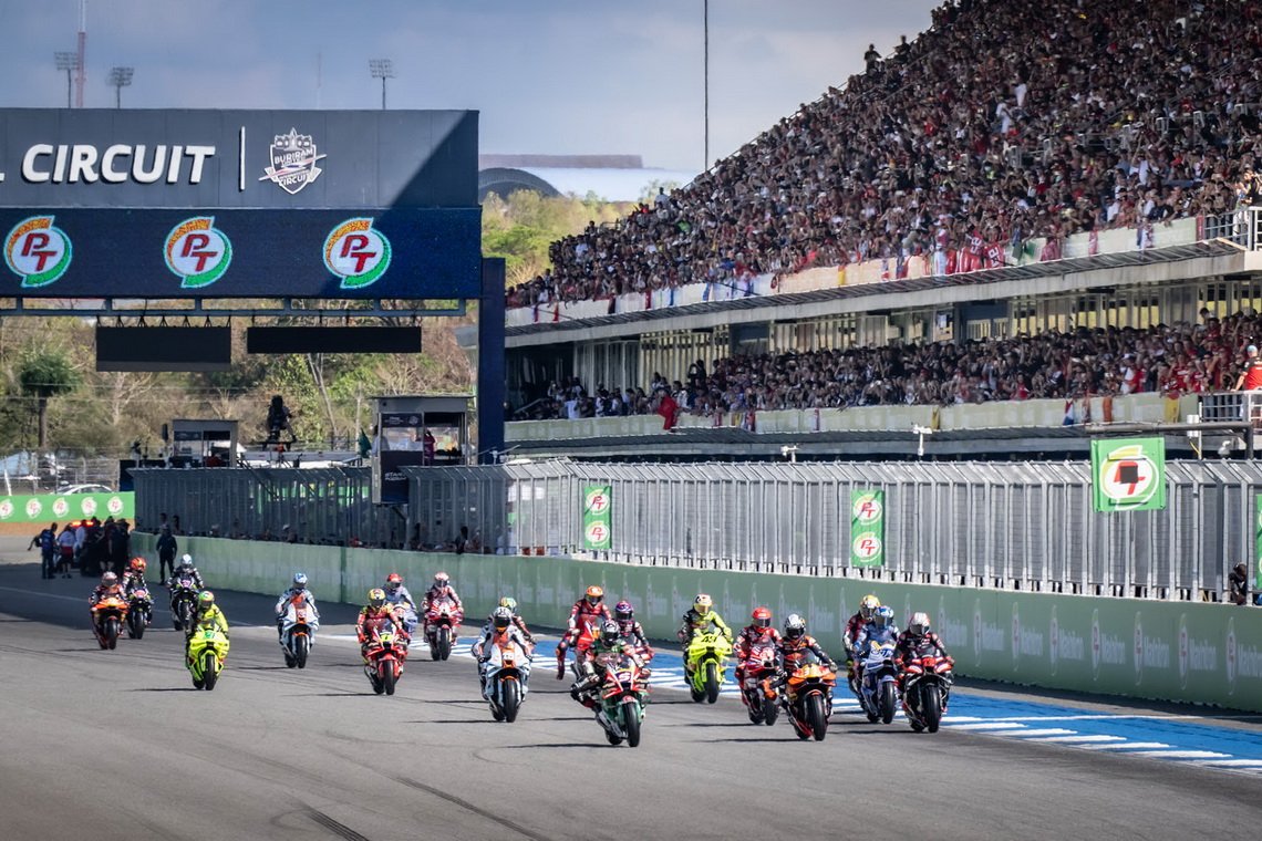 "พีที กรังด์ปรีซ์ ออฟ ไทยแลนด์" ทุบสถิติผู้ชมมากที่สุด "เบซเซ็คคี" ผงาดแชมป์สนามแรก - "มาร์เกซ" ดวงแตกยางระเบิด