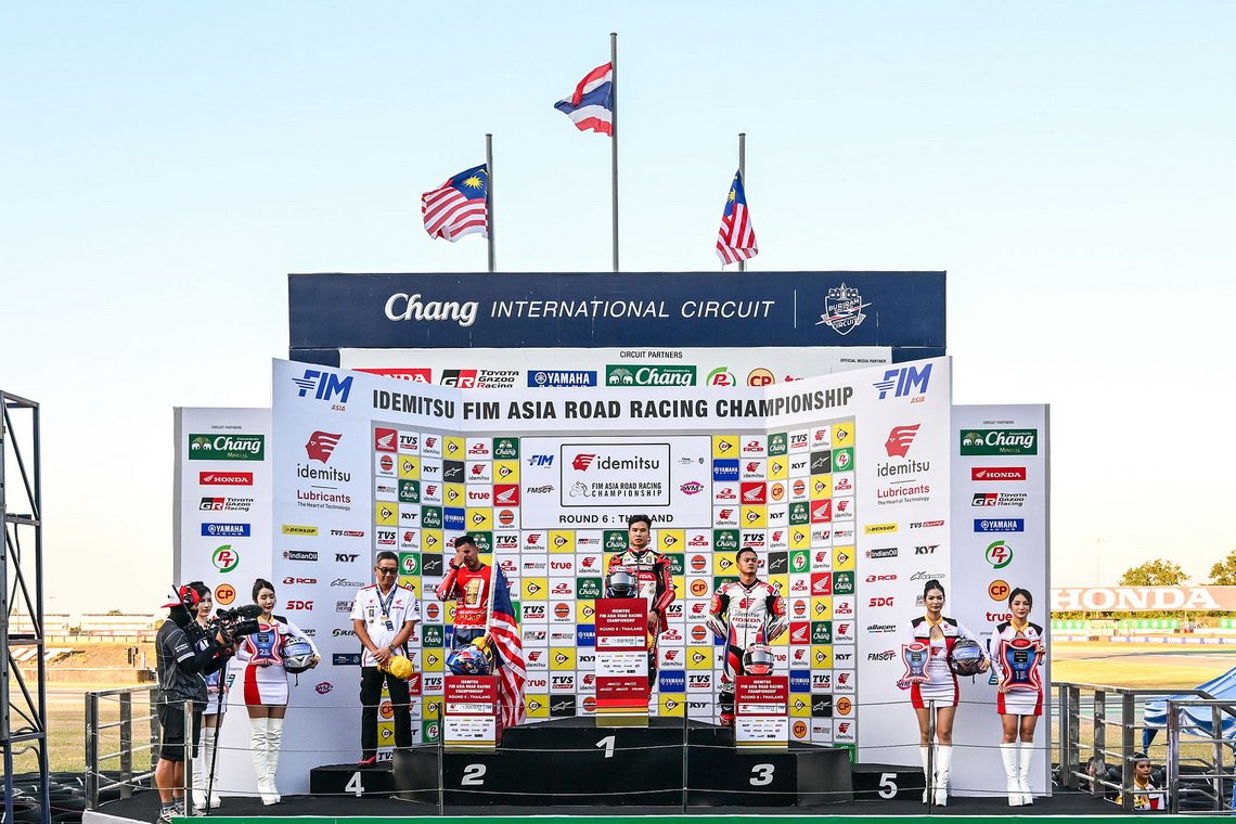 "โฮมเรซประวัติศาสตร์! นักบิดไทยเหมาแชมป์ทุกรุ่น 'ชิพ-มิกซ์-ไอเดีย-เติ้ล'  ยืนโพเดี้ยมที่ 1 ปิดฉาก เอเชีย โร้ด เรซซิ่ง 2025 อย่างยิ่งใหญ่