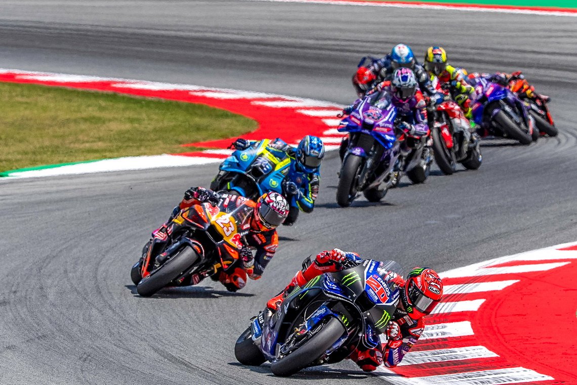 กวาร์ตาราโร ฝ่าเรซสุดดราม่า 2 ธงแดง ยืนหยัดสู้คว้าท็อปไฟว์ โมโตจีพี บาร์เซโลน่า