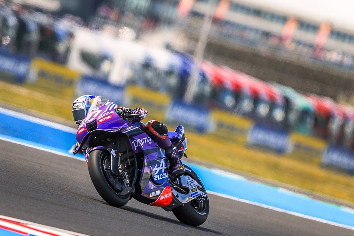 YZR-M1 V4 ส่งสัญญาณบวก ! โทปรัค ไล่แซงสุดมันในสปรินต์เรซ บาลาตอน พาร์ค